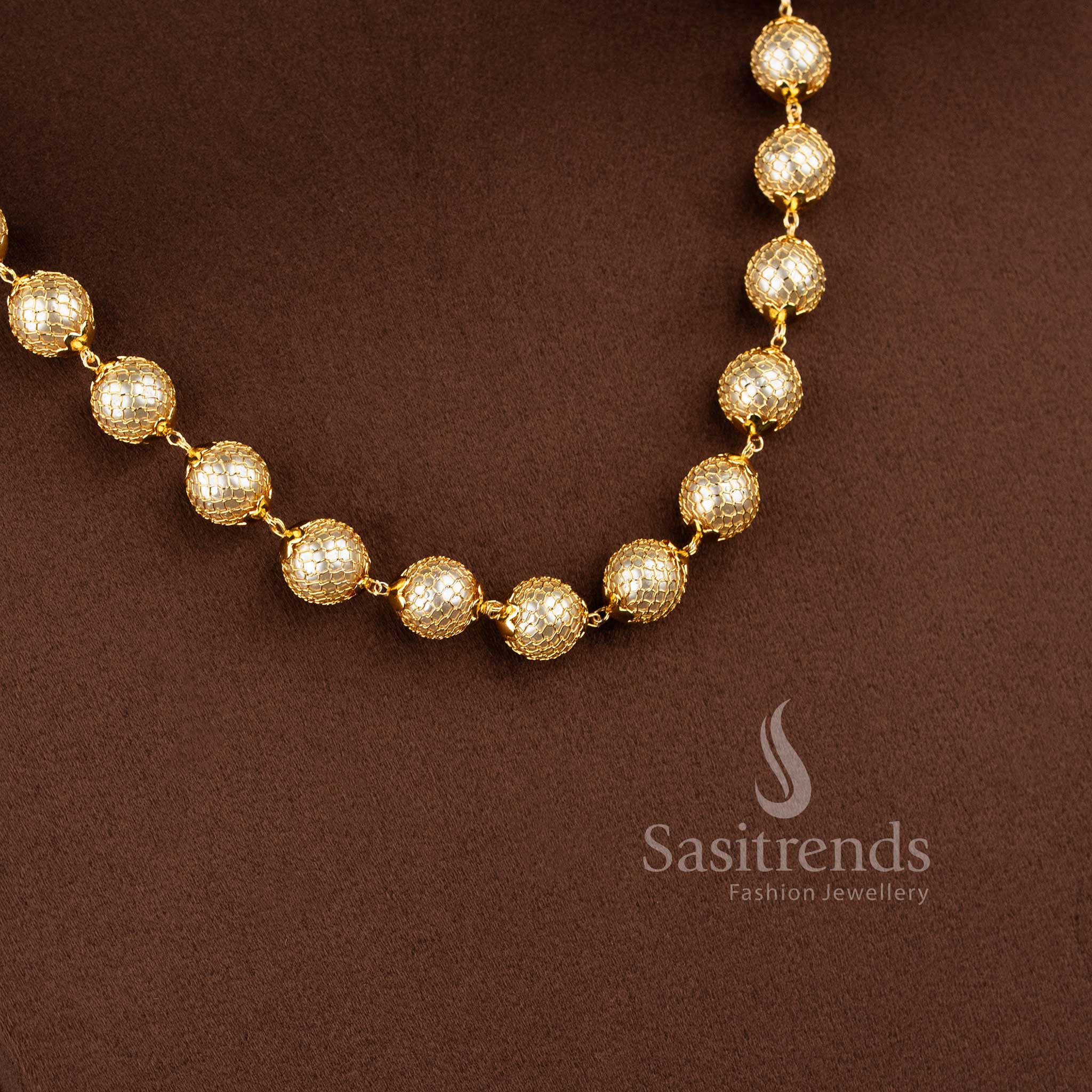Traditional women's necklace with luxurious real gold-like finish and round pendant - Sasitrends
