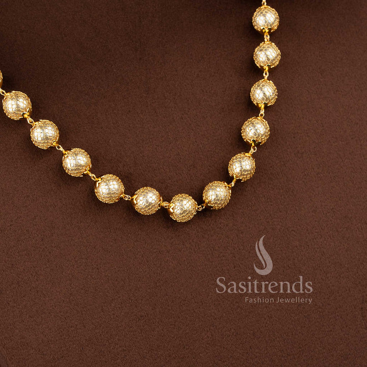 Traditional women's necklace with luxurious real gold-like finish and round pendant - Sasitrends