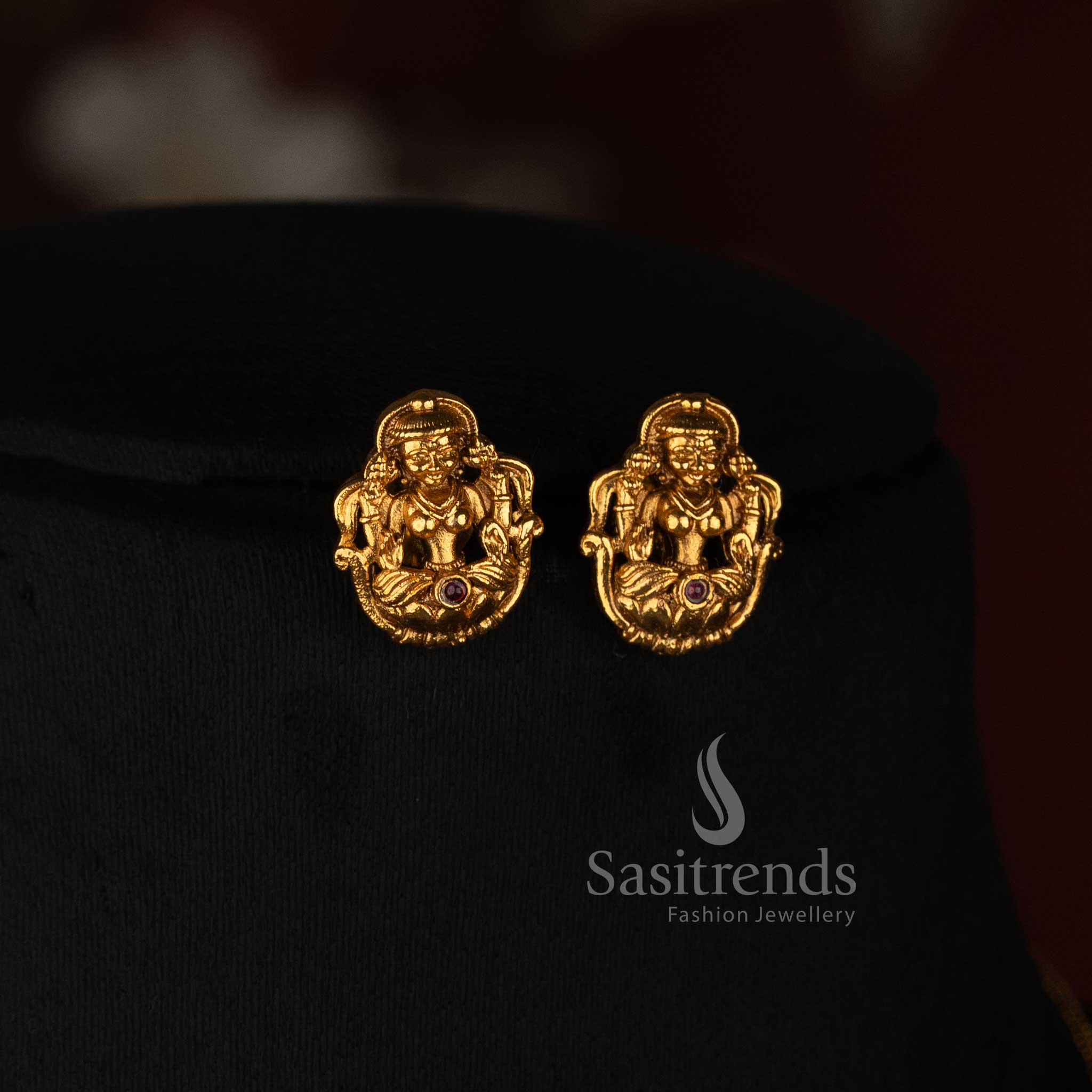 Goddess Lakshmi Pendant Antique Gold Plated Chain Necklace Set with Lakshmi Ear Studs - Sasitrends