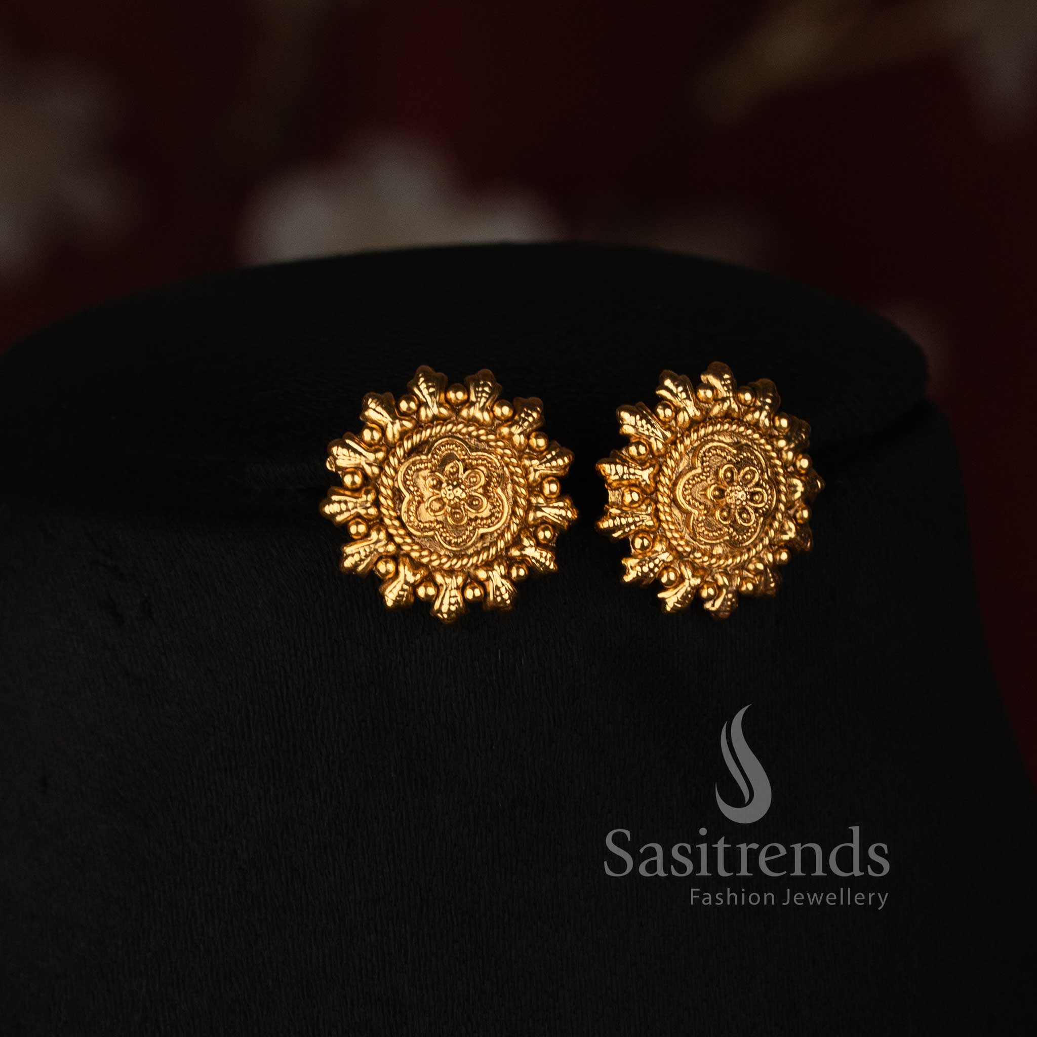 Detailed Pearl Necklace with Carved Filigree Balls and Textured Gold Bead Details - Sasitrends