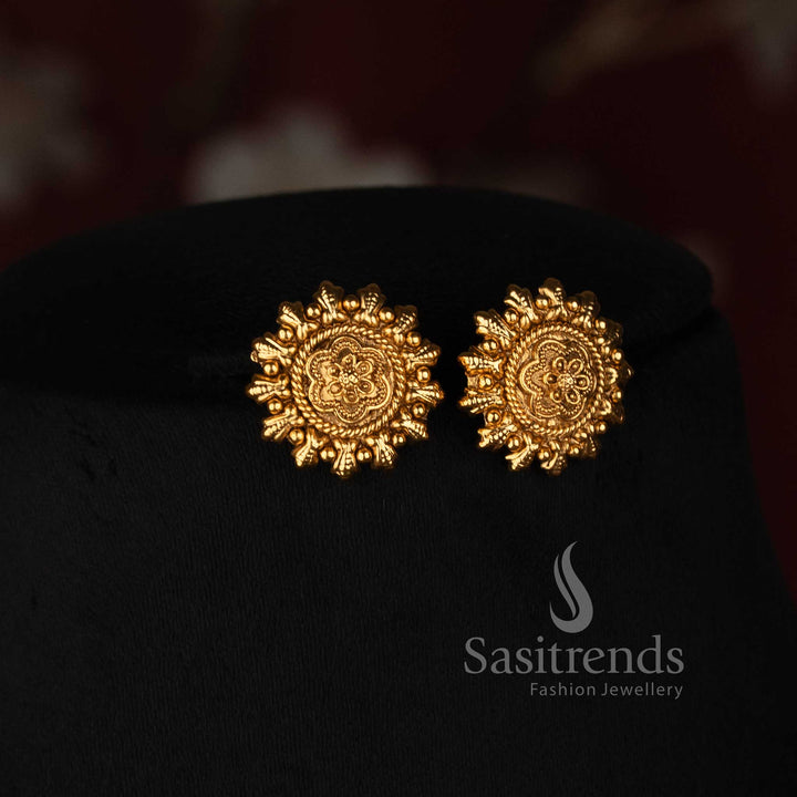 Detailed Pearl Necklace with Carved Filigree Balls and Textured Gold Bead Details - Sasitrends