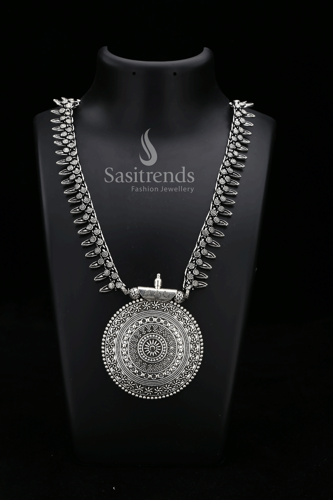 Elegant Niranjana Chakra Pendant Antique Gold Long Haram Jewellery For Women And Girls – Timeless Festive Design With Intricate Craftsmanship, Perfect For Bridal And Heritage Looks – Sasitrends

