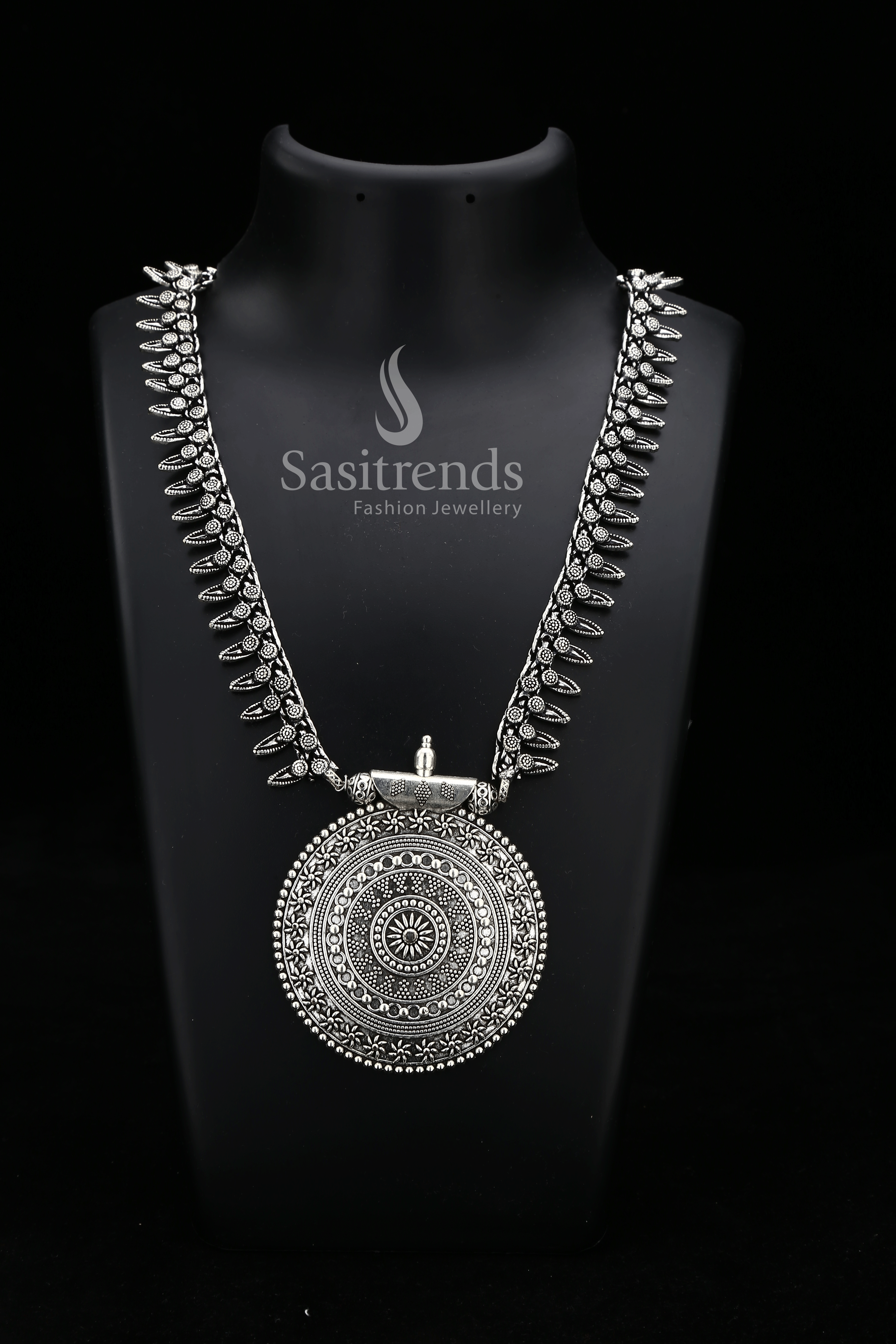 Elegant Niranjana Chakra Pendant Antique Gold Long Haram Jewellery For Women And Girls – Timeless Festive Design With Intricate Craftsmanship, Perfect For Bridal And Heritage Looks – Sasitrends

