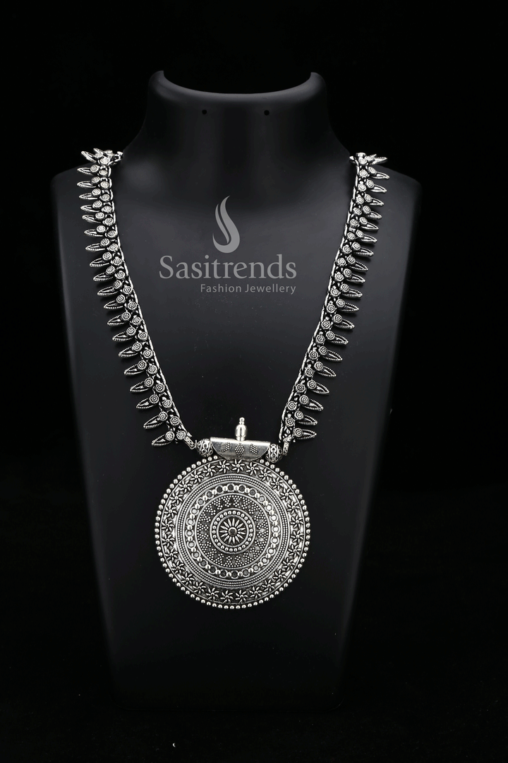 Elegant Niranjana Chakra Pendant Antique Gold Long Haram Jewellery For Women And Girls – Timeless Festive Design With Intricate Craftsmanship, Perfect For Bridal And Heritage Looks – Sasitrends


