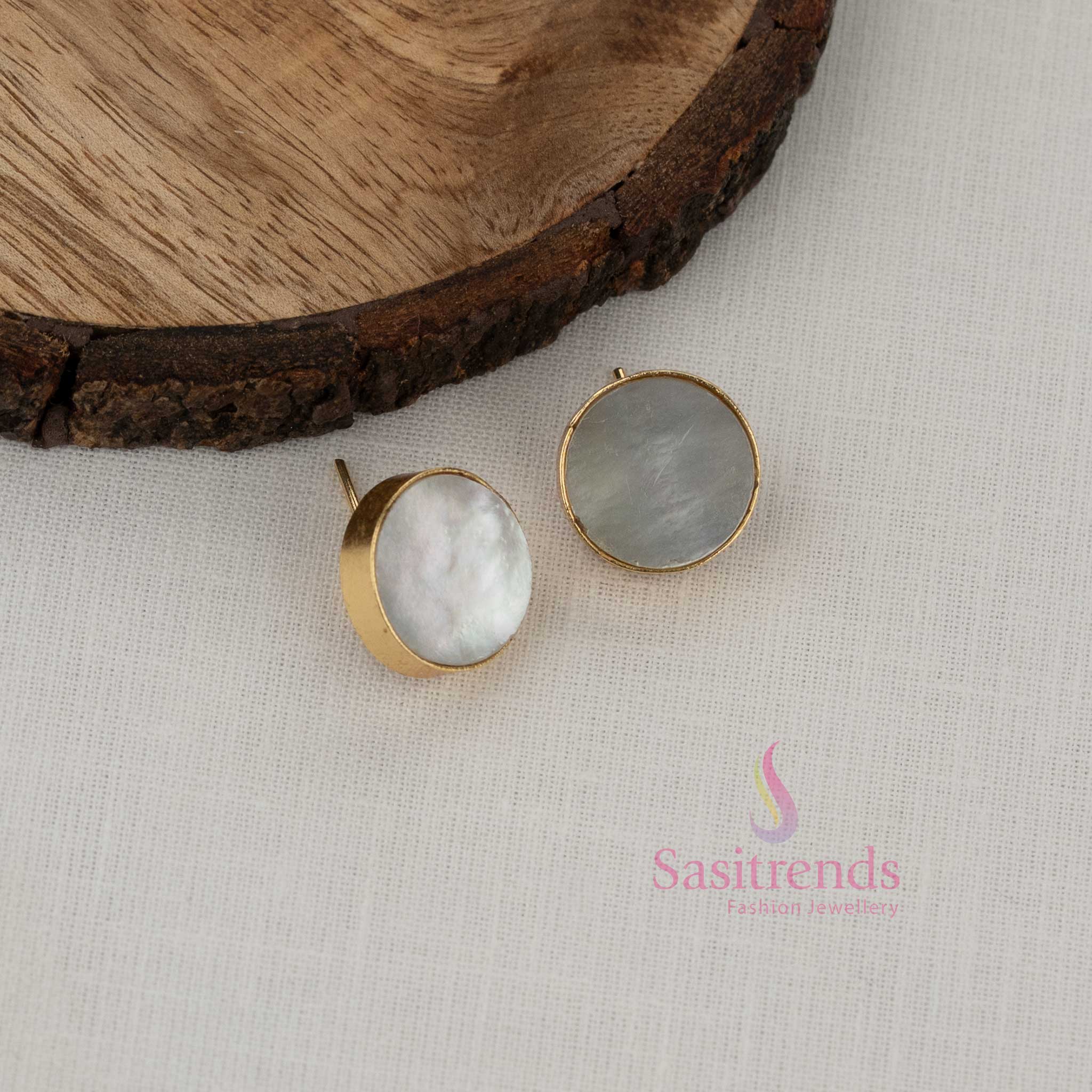 Radiant gold plated floral design leaf pattern open collar husli complemented by graceful matching earrings for ethnic style dressing - Sasitrends