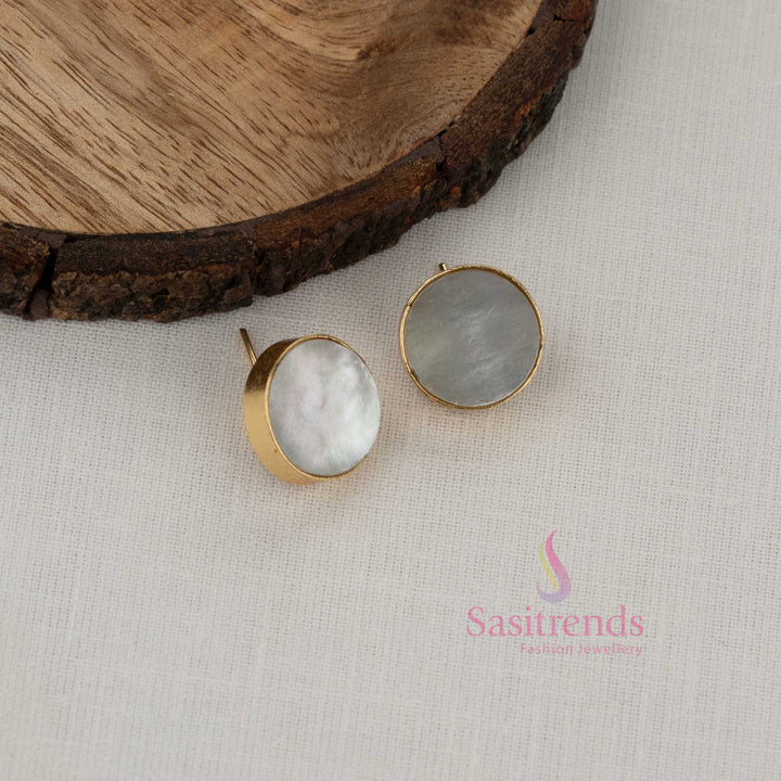 Radiant gold plated floral design leaf pattern open collar husli complemented by graceful matching earrings for ethnic style dressing - Sasitrends