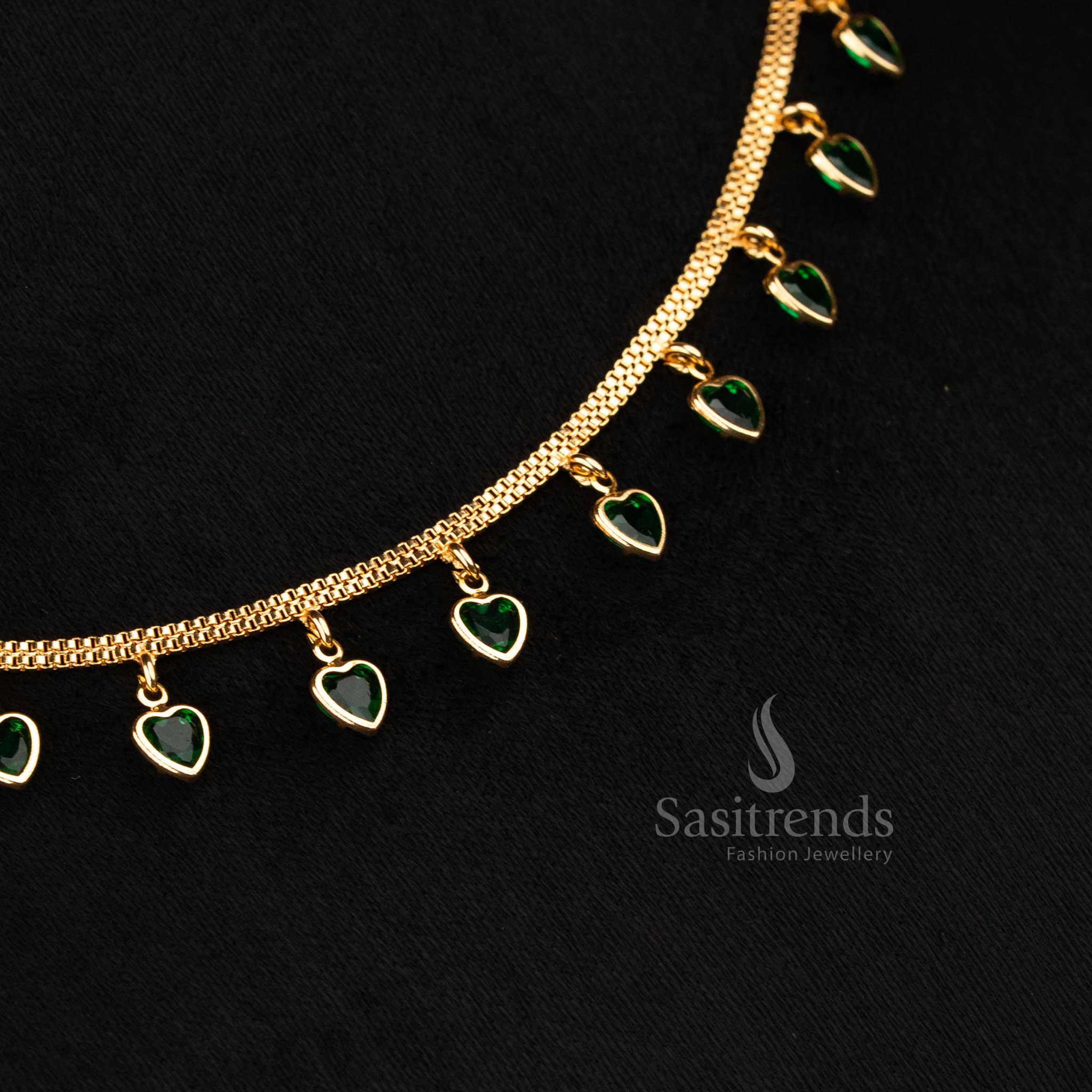 Graceful green heart AD pendant necklace, beautiful accessory for festive styling - Sasitrends