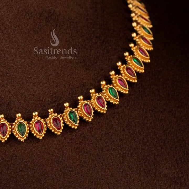 Dazzling classic matte gold plated ruby-green ornate necklace with sculpted details – Sasitrends