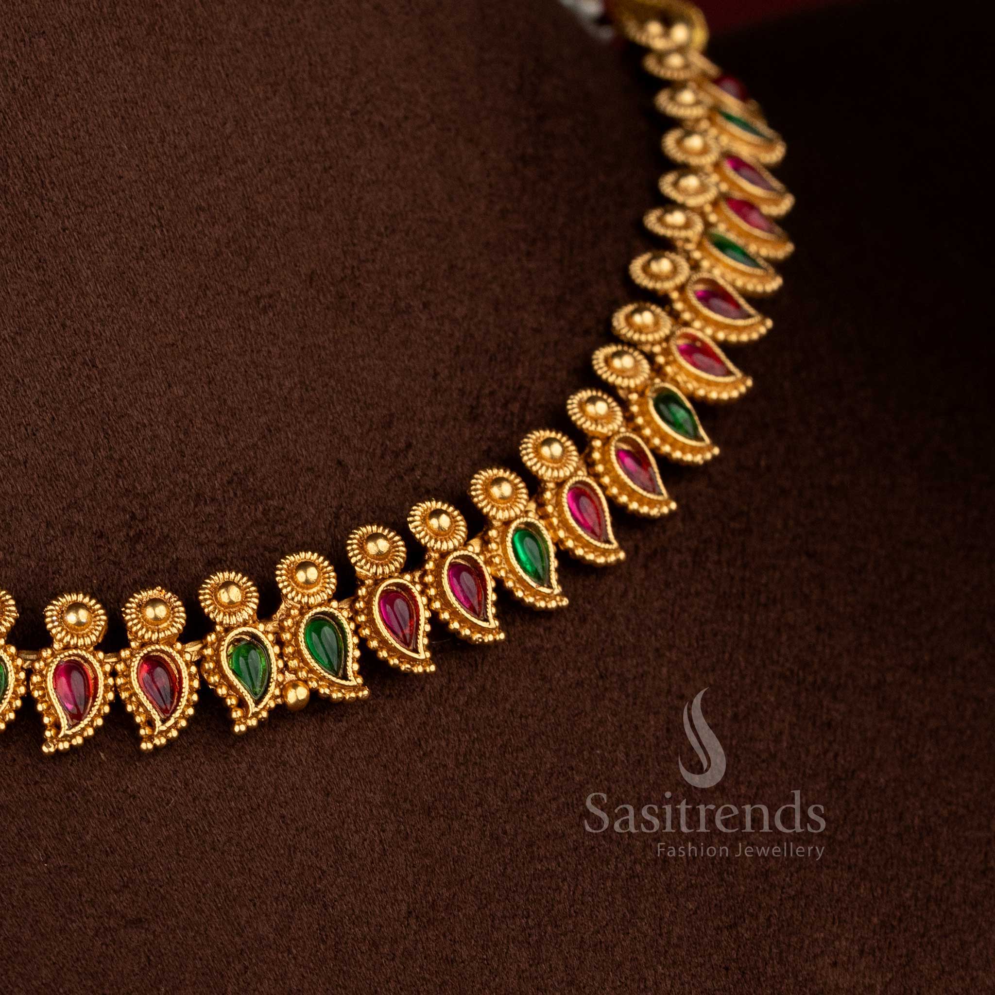 Pristine classic matte gold plated ruby-green crafted pattern necklace for bright festive styling – Sasitrends