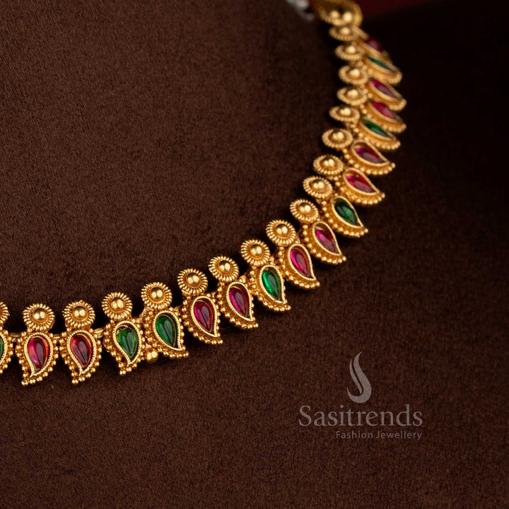 Pristine classic matte gold plated ruby-green crafted pattern necklace for bright festive styling – Sasitrends