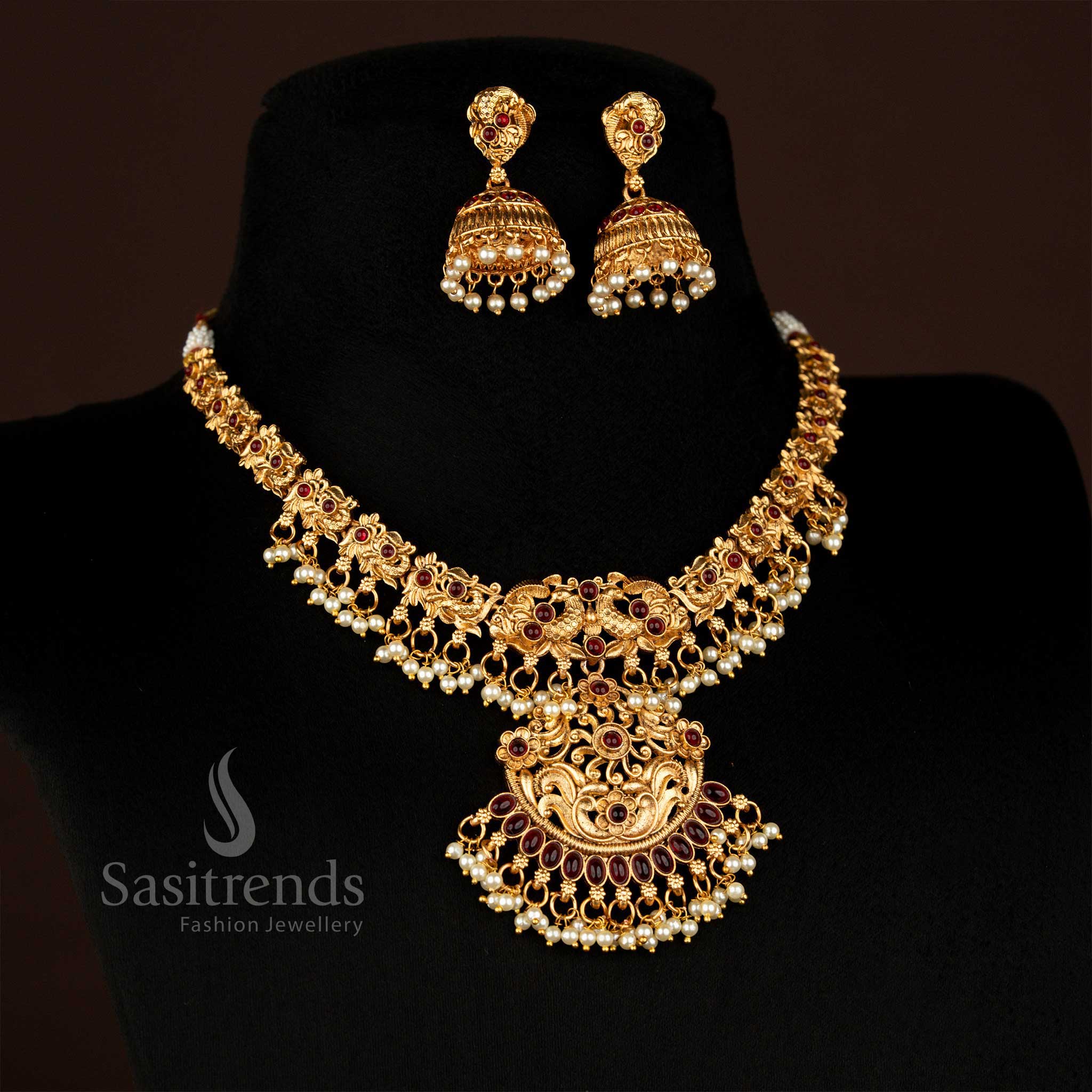Premium Ruby Peacock Matte Gold Floral Motif Necklace Set with Coordinating Jhumkas, Temple Style Jewellery Perfect for Wedding Festivities – Sasitrends