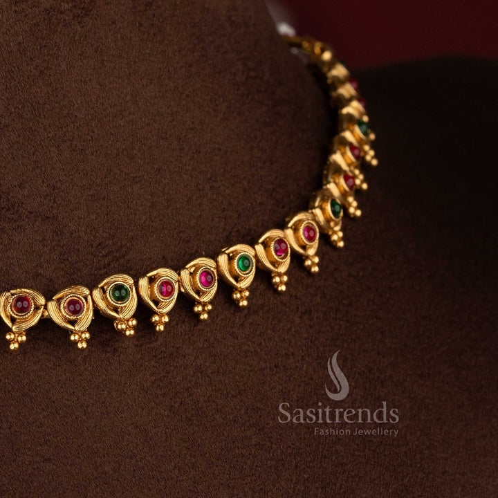 Pristine classic matte gold plated ruby-green crafted pattern necklace for bright festive styling – Sasitrends
