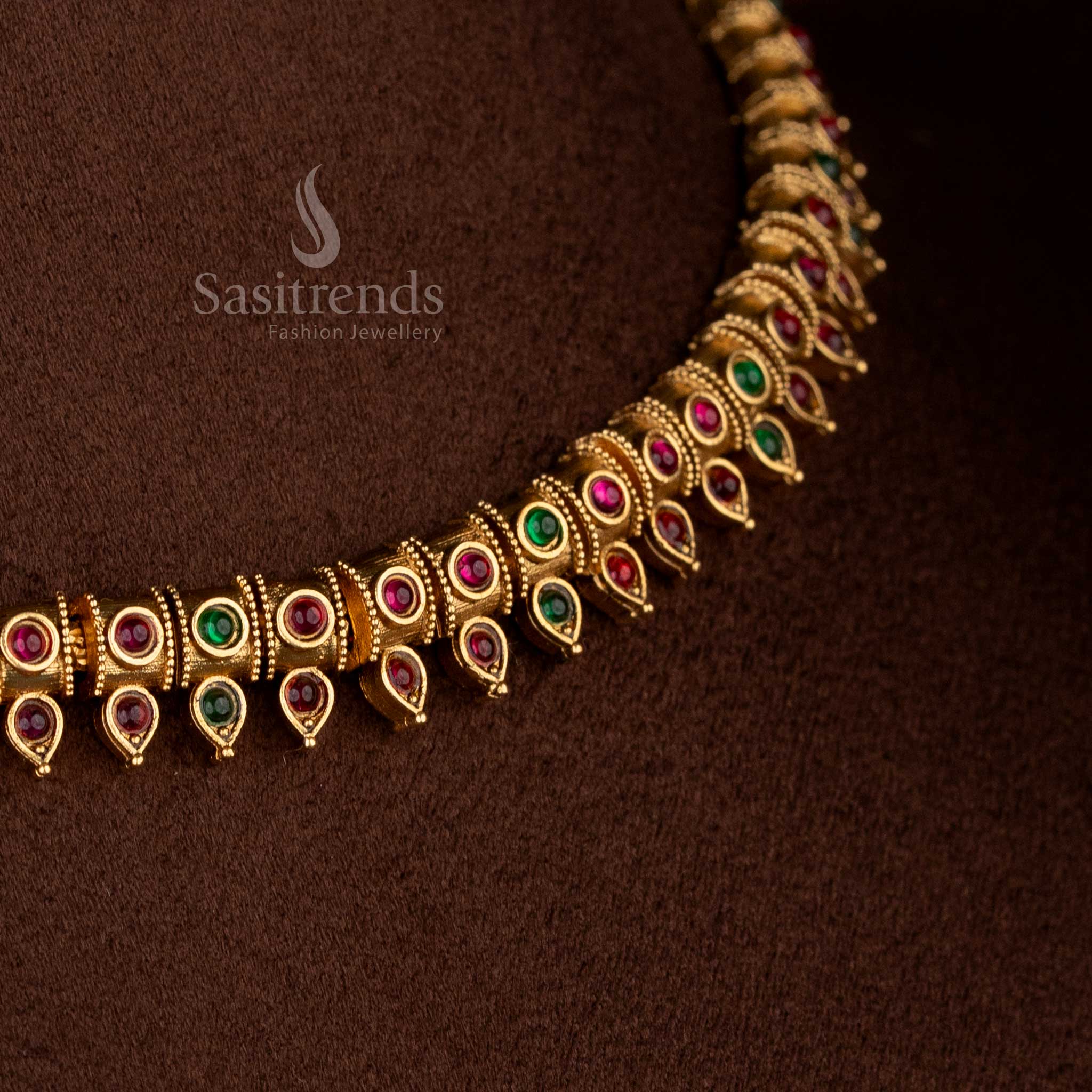 Vivid classic matte gold plated ruby-green patterned necklace with decorative elements – Sasitrends