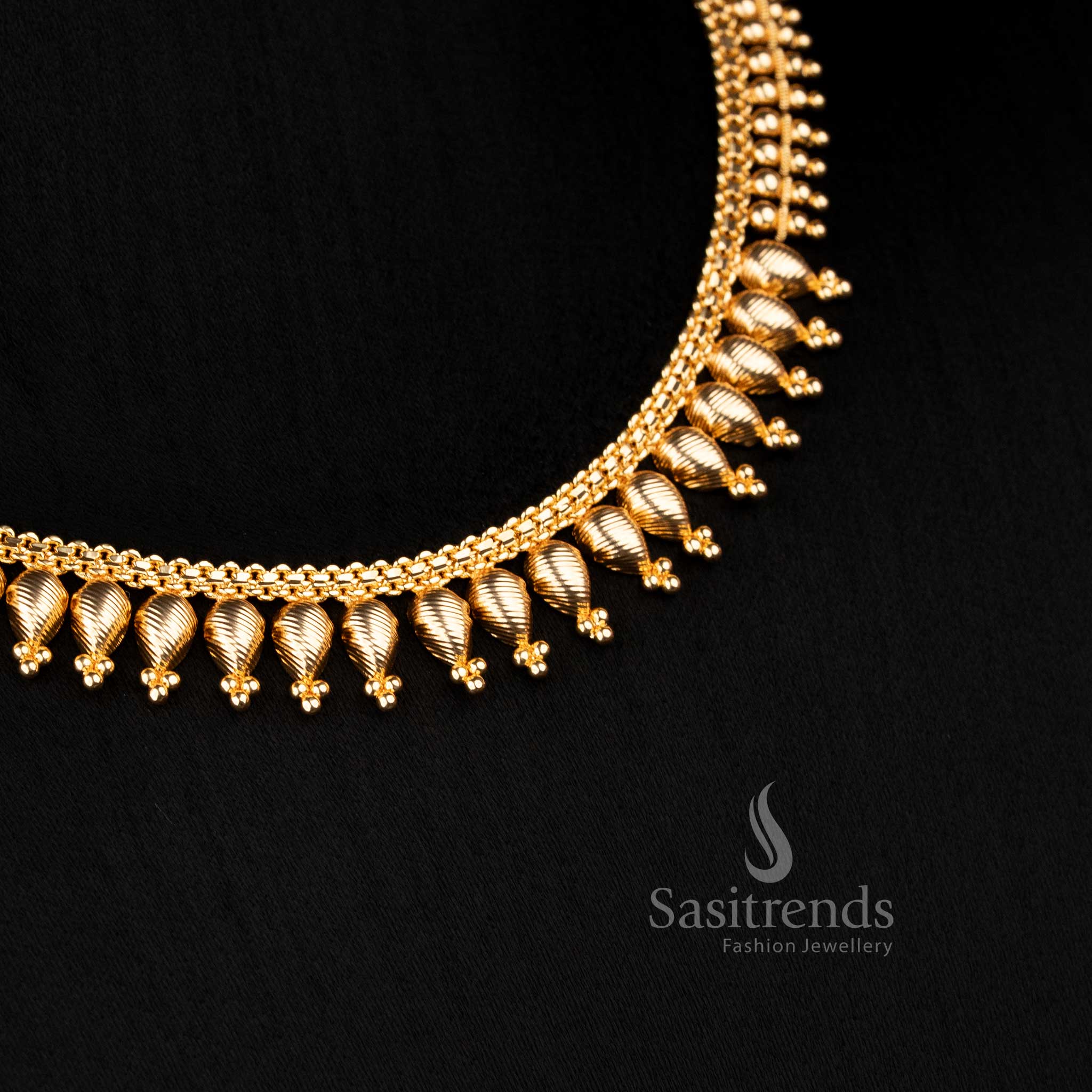 Traditional micro gold plated white heart-shaped bud pichimottu mala necklace for festival wear – Sasitrends