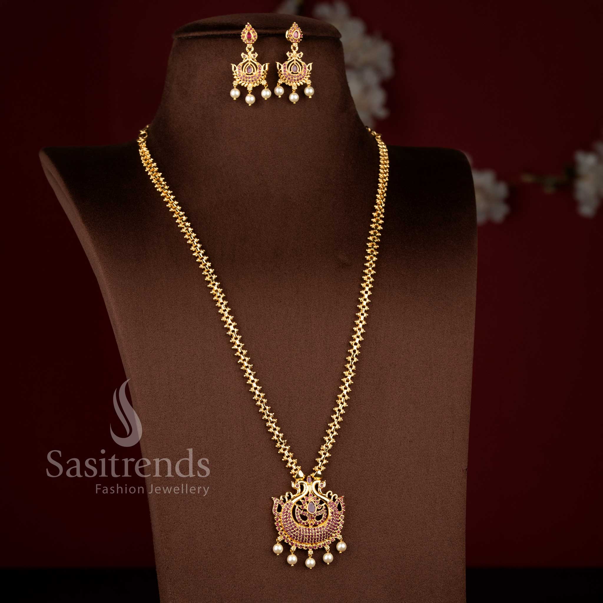 Splendid micro gold necklace in ruby designed with layered Gajiri links, pear focus and pearls – Sasitrends