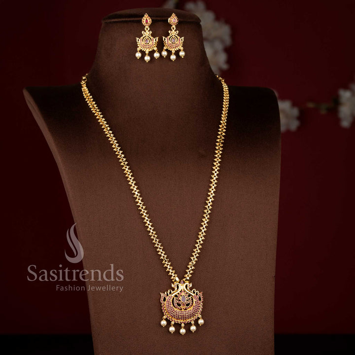 Splendid micro gold necklace in ruby designed with layered Gajiri links, pear focus and pearls – Sasitrends