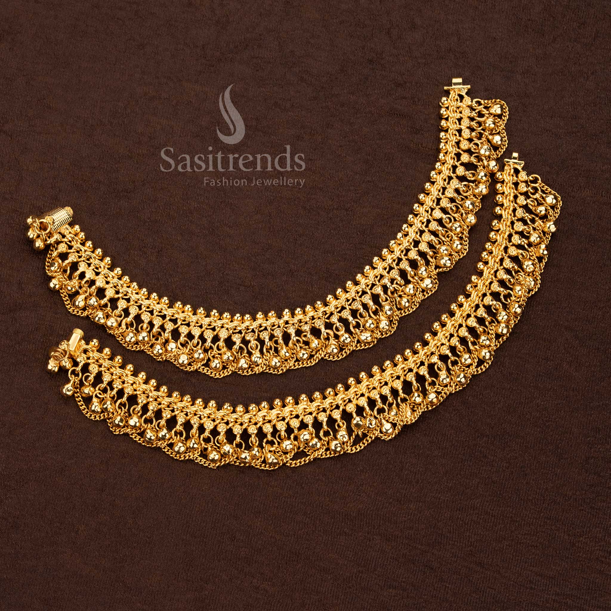 Illustrious Golden Ball Anklets Featuring Celestial Gold Craftsmanship And Radiant Ornamental Detailing – Exquisite Traditional Jewellery For Noble Brides And Heritage Grandeur – Sasitrends