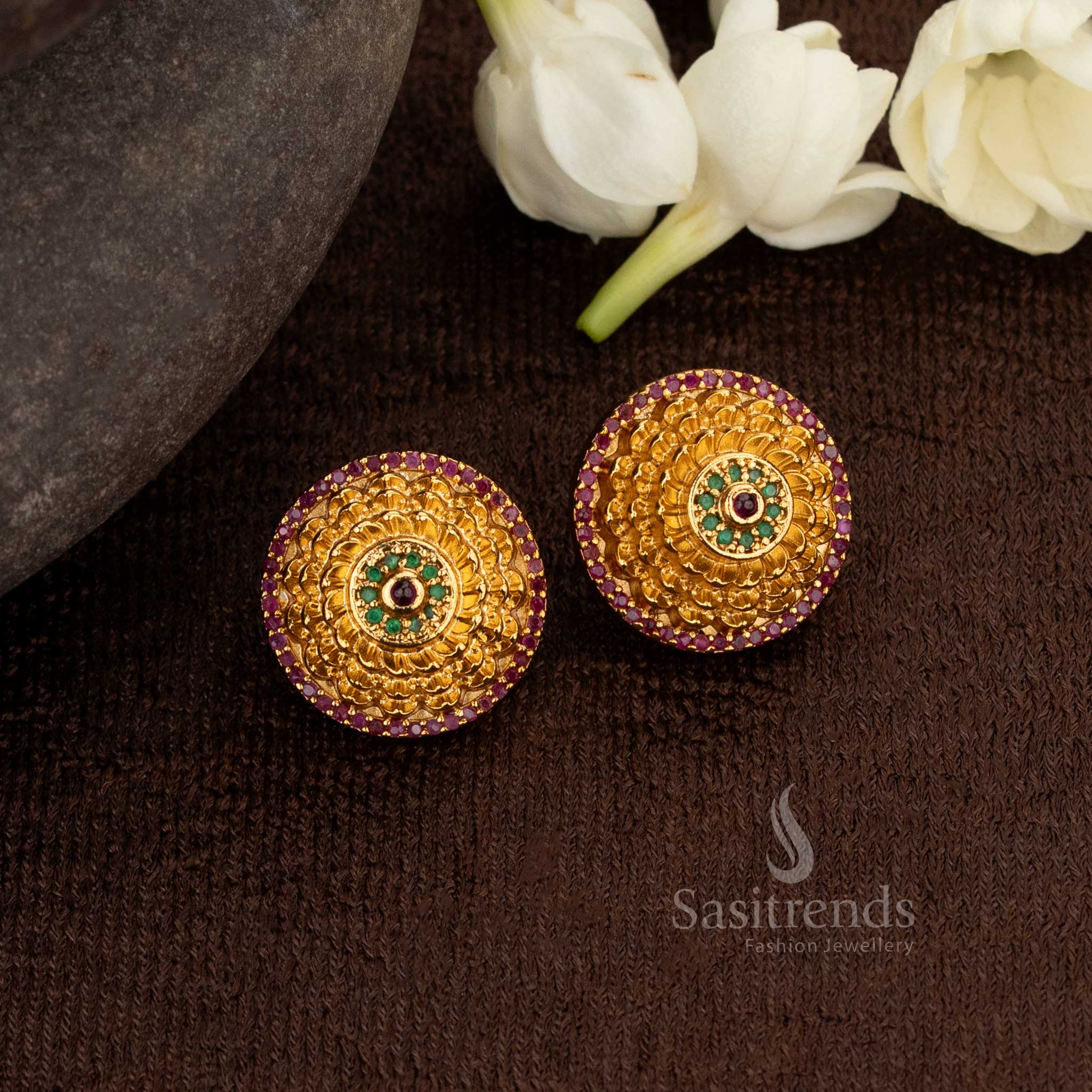 Noble Ruby Green Stud Earrings Crafted In Matte Gold With Shimmering American Diamond – Aristocratic Heritage Jewellery Perfect For Grand Cultural Festivals And Royal Traditions – Sasitrends