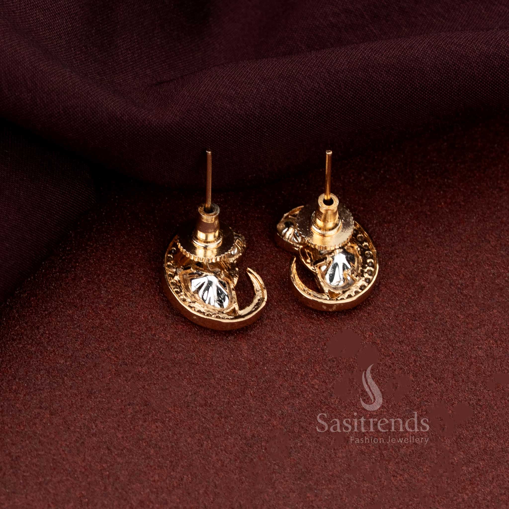 Paisley Mango Design Kundan Stone Stud Earrings With Enamel And Curved Swirl Finish For Cultural Gatherings - Sasitrends