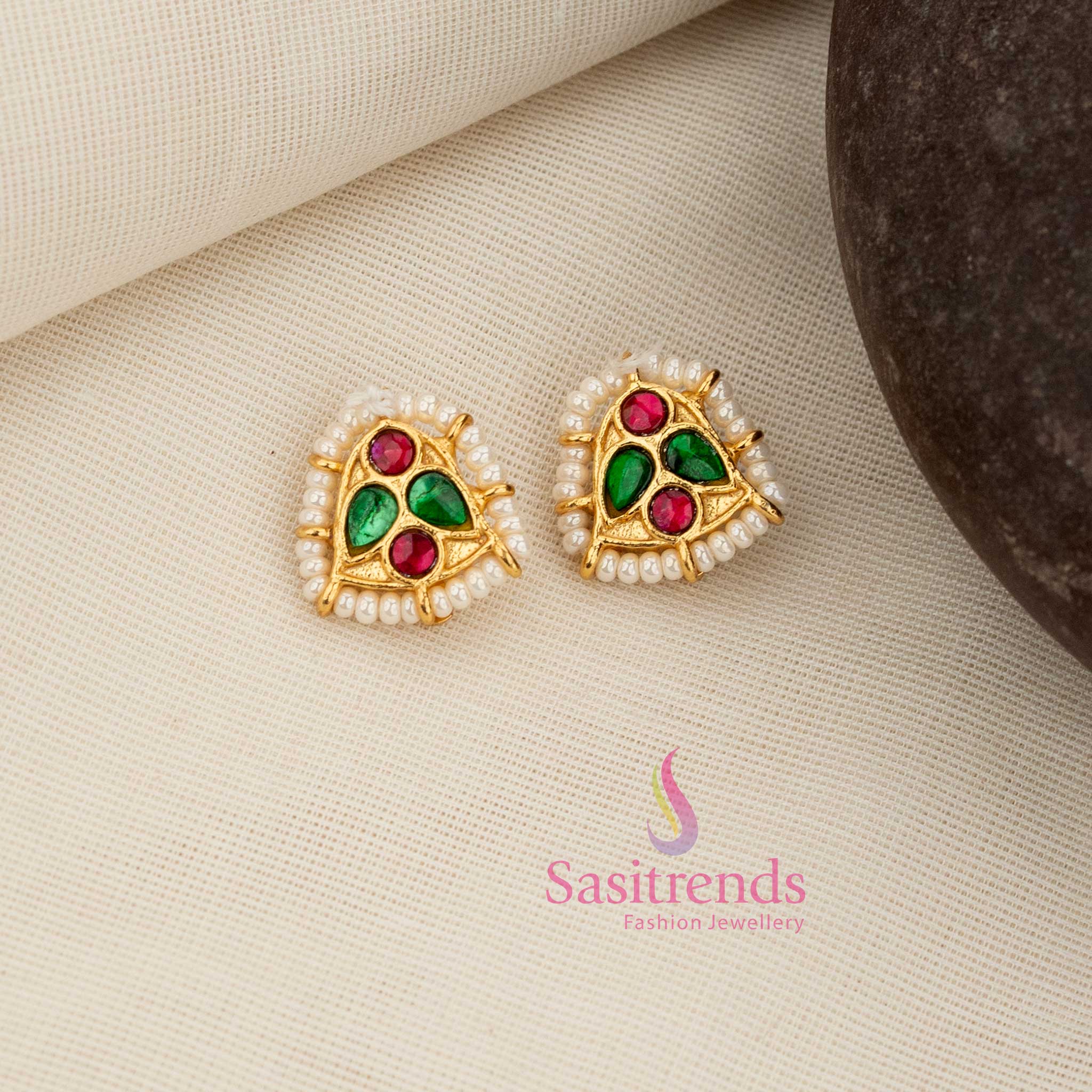 Regal ruby-green Kundan triangle stud bugadi earcuff featuring pearl border ideal for traditional and cultural South Indian festive temple jewellery – Sasitrends