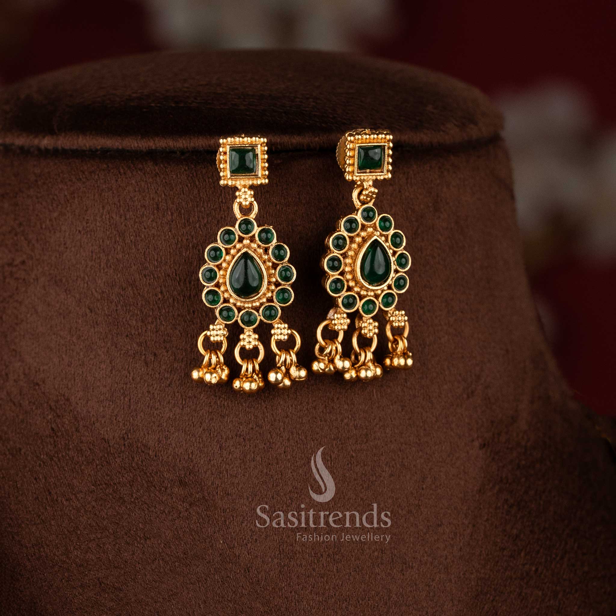 Graceful green refined classic matte gold plated teardrop earrings jewellery set with vibrant emerald tone stones – Sasitrends
