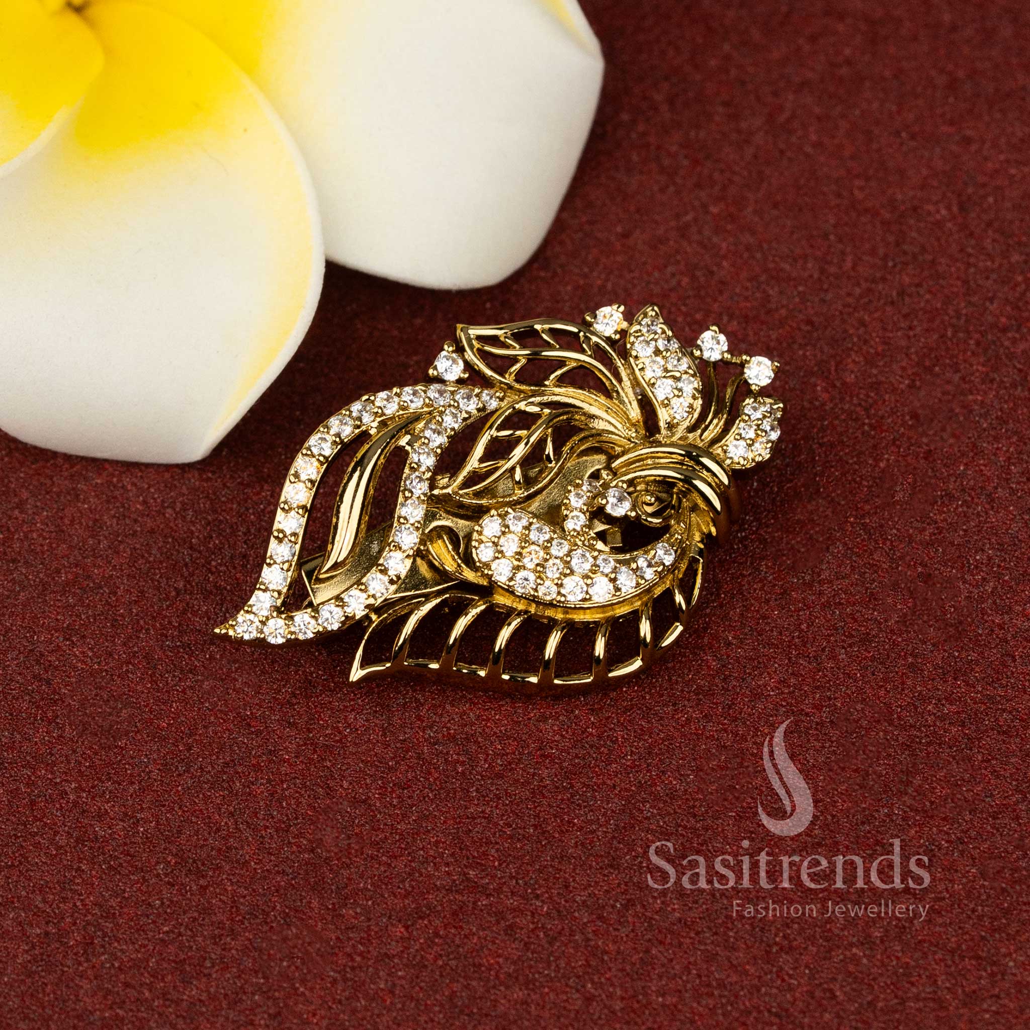 Majestic Mahendi ornate peacock scroll AD saree pin featuring detailed filigree artistry ideal for traditional ceremonies and festive outfits – Sasitrends