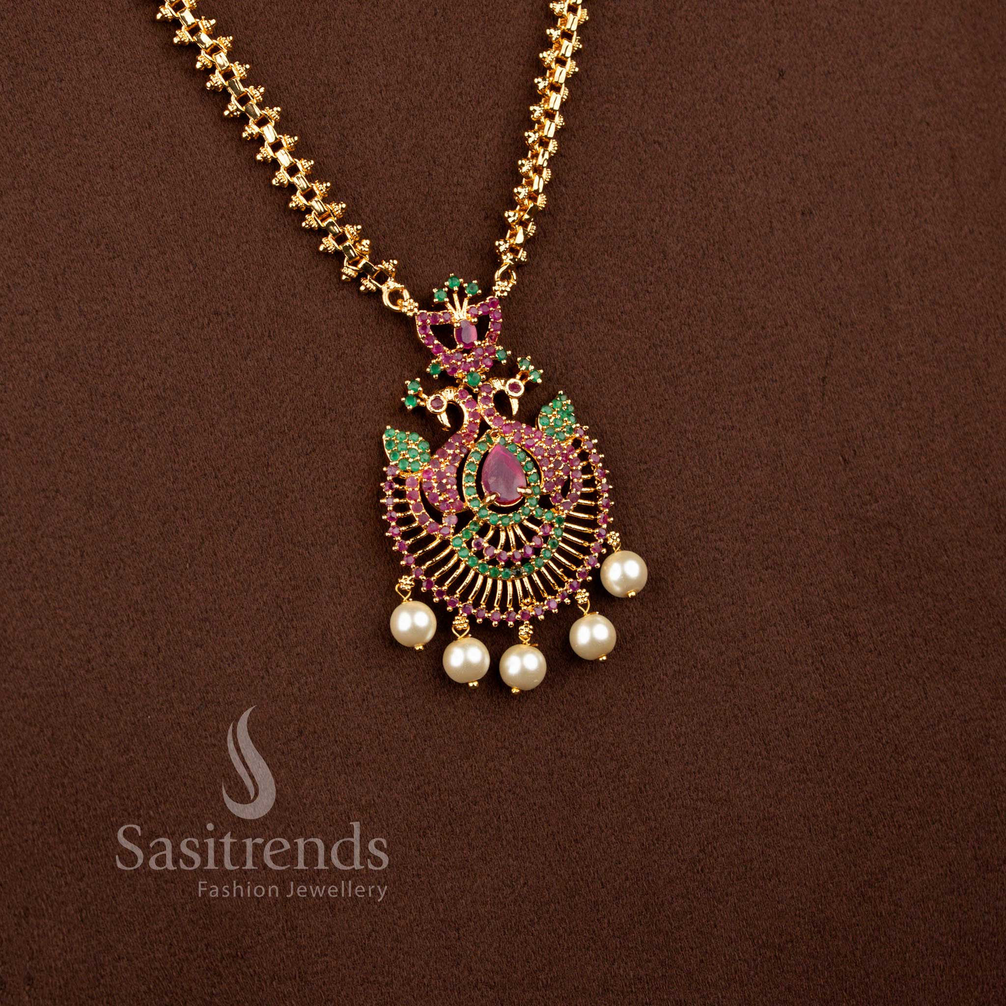 Luminous micro gold plated 2-side Gajiri chain necklace in ruby-green with pear stone peacock pendant and pearl drops – Sasitrends