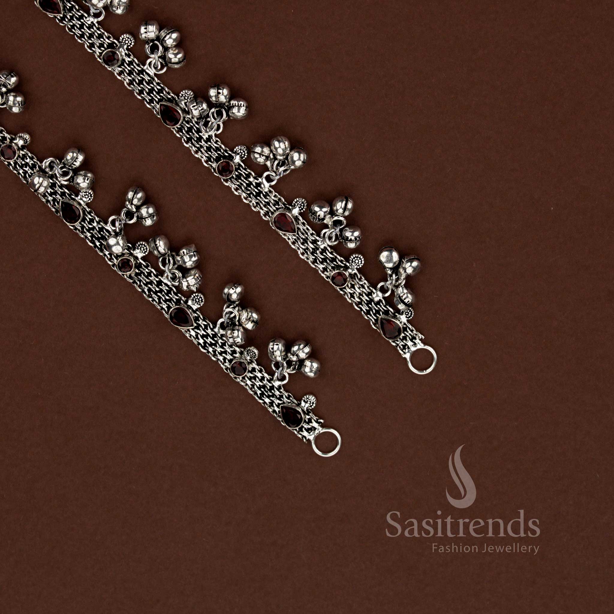 Crimson grandeur oxidised silver plated ghungroo chain anklets red highlighted with elegant stone detailing bringing rhythmic ethnic charm ideal for festive celebrations, traditional outfits and vibrant casual wear – Sasitrends