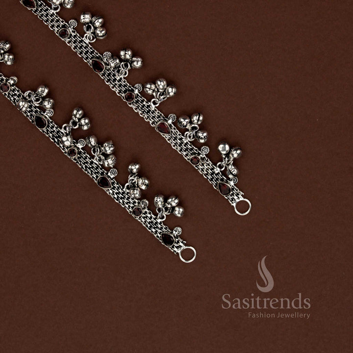 Crimson grandeur oxidised silver plated ghungroo chain anklets red highlighted with elegant stone detailing bringing rhythmic ethnic charm ideal for festive celebrations, traditional outfits and vibrant casual wear – Sasitrends