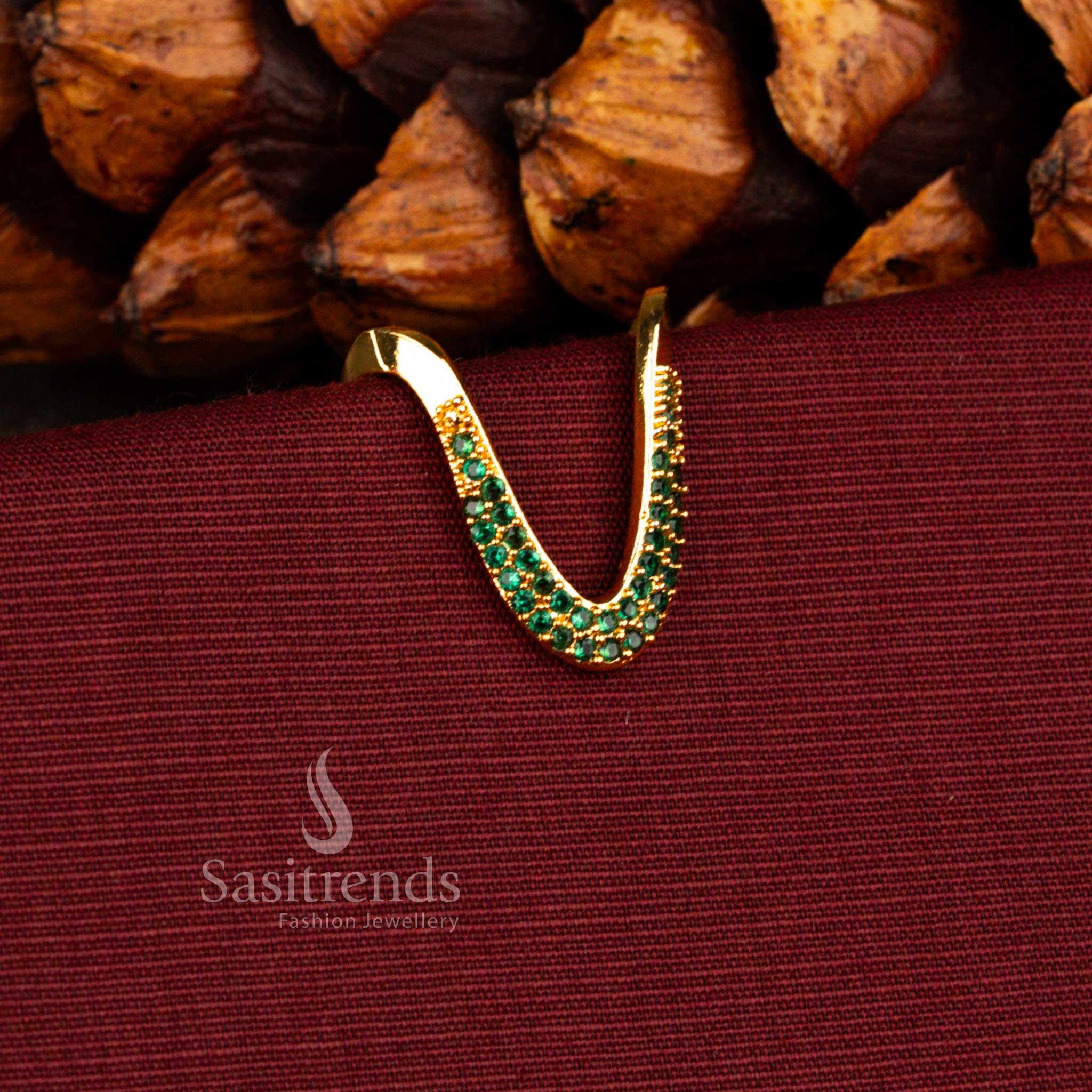 Elegant Sasitrend 24K micro gold plated structured U curve statement ring designed with embedded green AD stones and real gold-like shine