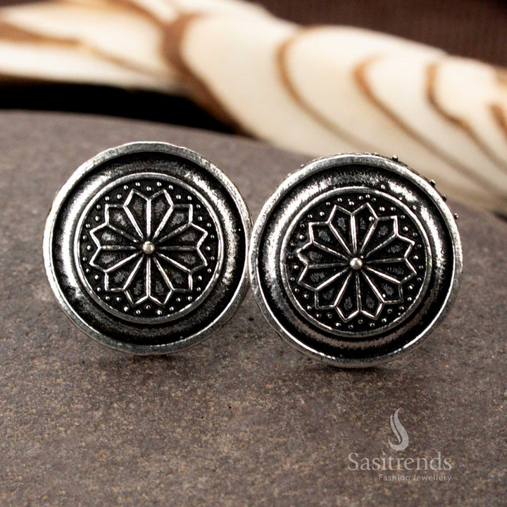 Sunburst design oxidised toe ring in an adjustable format, exuding bohemian flair and tribal detailing with a nod to classical village-style silver jewellery by Sasitrends