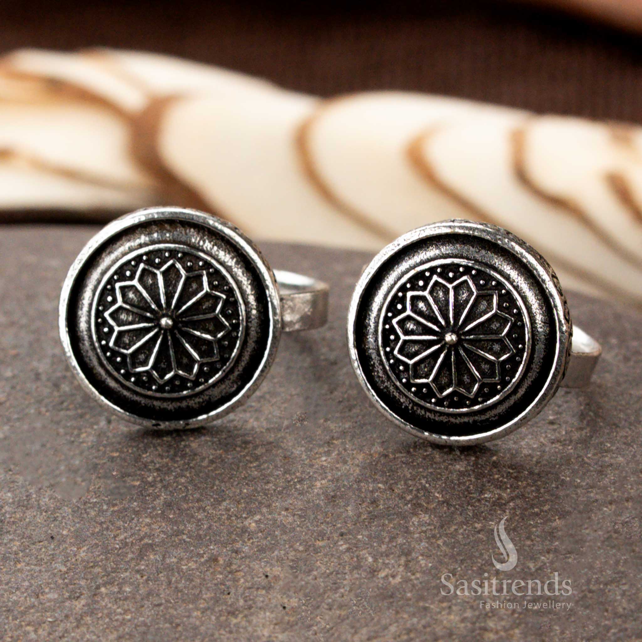 Adjustable oxidised toe ring with intricate flower vine carving, styled in traditional South Indian elegance with engraved artisan finesse and a glowing silver tone by Sasitrends