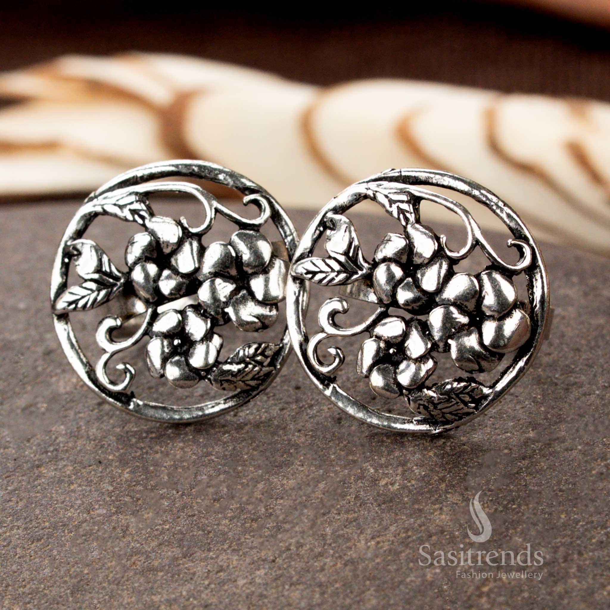 Oxidised silver adjustable toe ring featuring tribal line motif, bold and beautiful in design, offering a rustic edge and complementing ethnic footwear beautifully by Sasitrends