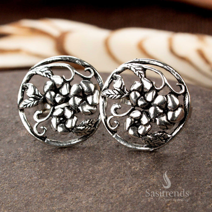 Oxidised silver adjustable toe ring featuring tribal line motif, bold and beautiful in design, offering a rustic edge and complementing ethnic footwear beautifully by Sasitrends