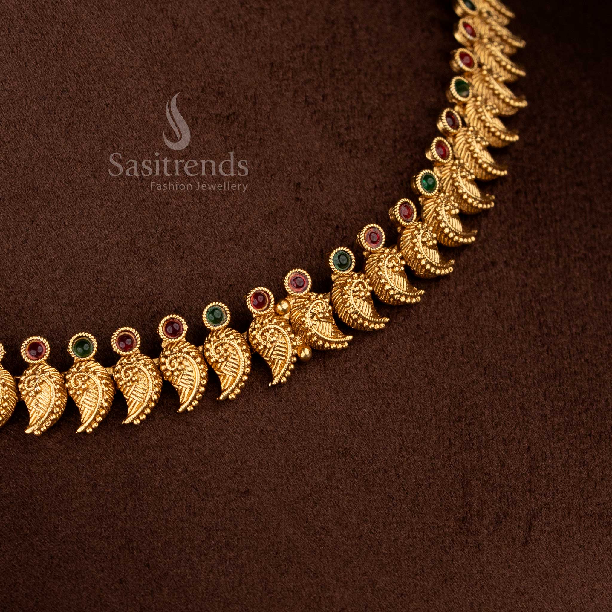 Regally inspired classic matte gold plated ruby-green floral necklace with sculpted motifs – Sasitrends