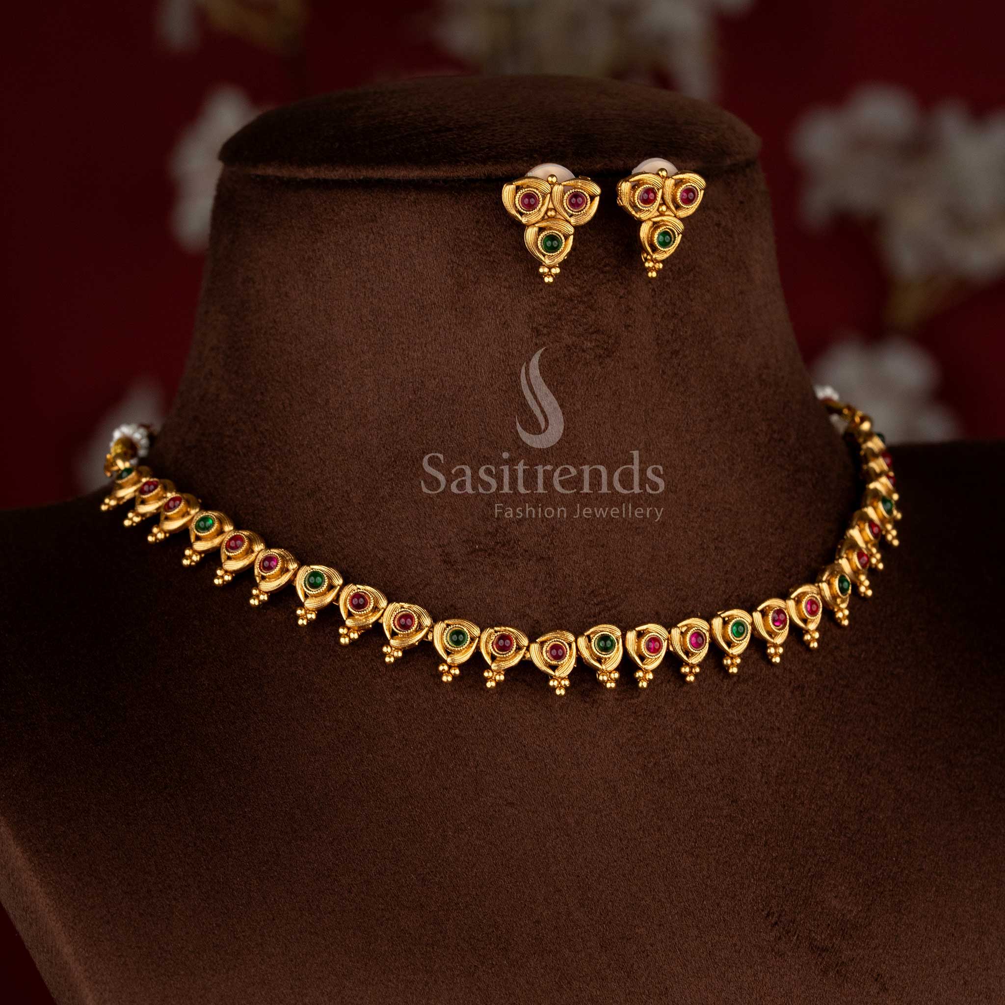 Majestic classic matte gold plated ruby-green carved necklace set with stylised earrings for festive refinement – Sasitrends