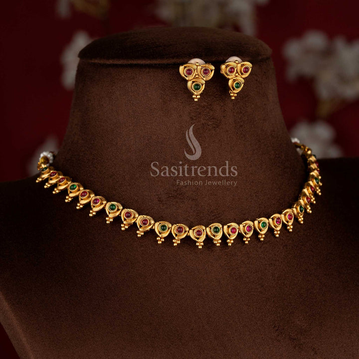 Majestic classic matte gold plated ruby-green carved necklace set with stylised earrings for festive refinement – Sasitrends