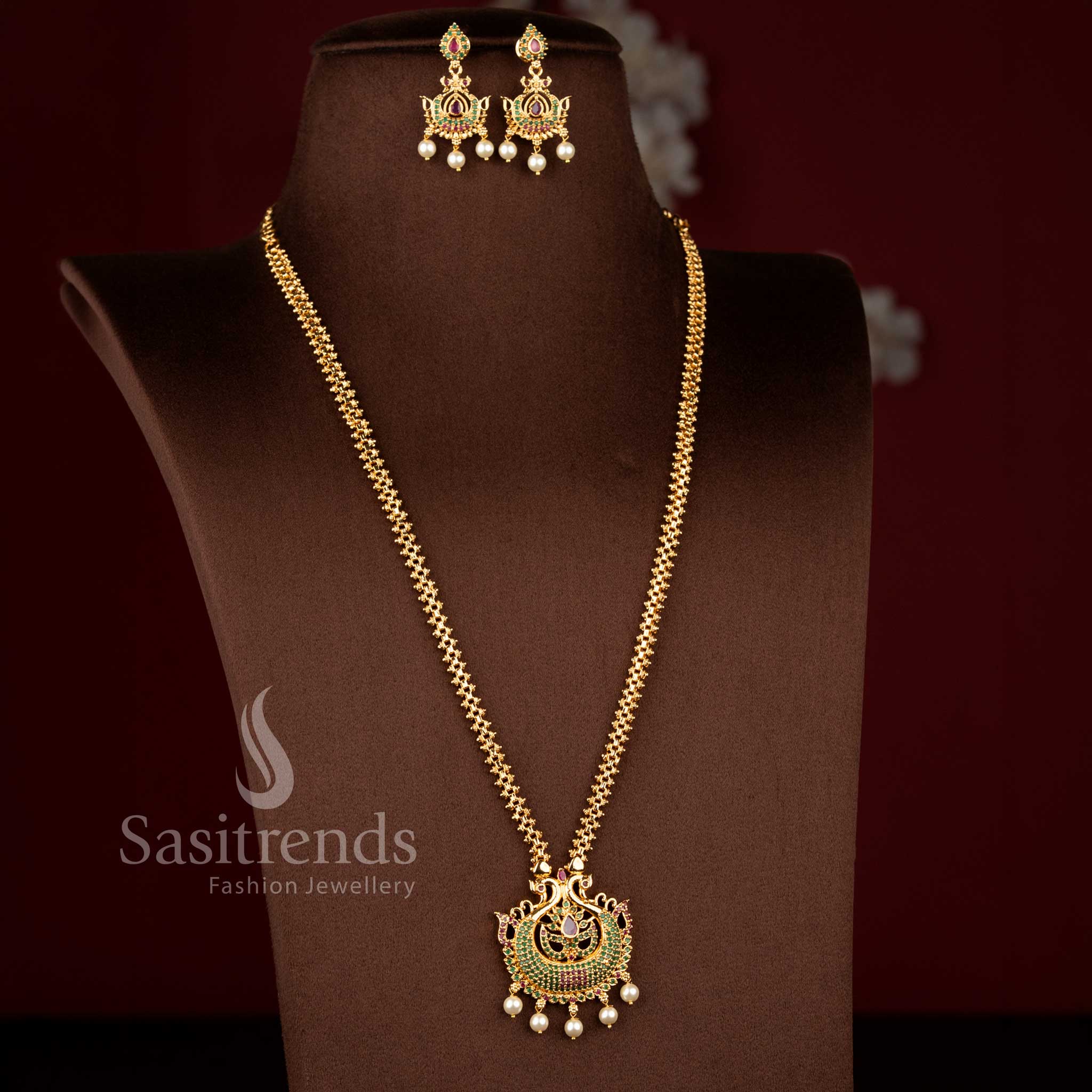 Grandeur royal chain necklace set in ruby green reflecting pear illumination and pearls – Sasitrends