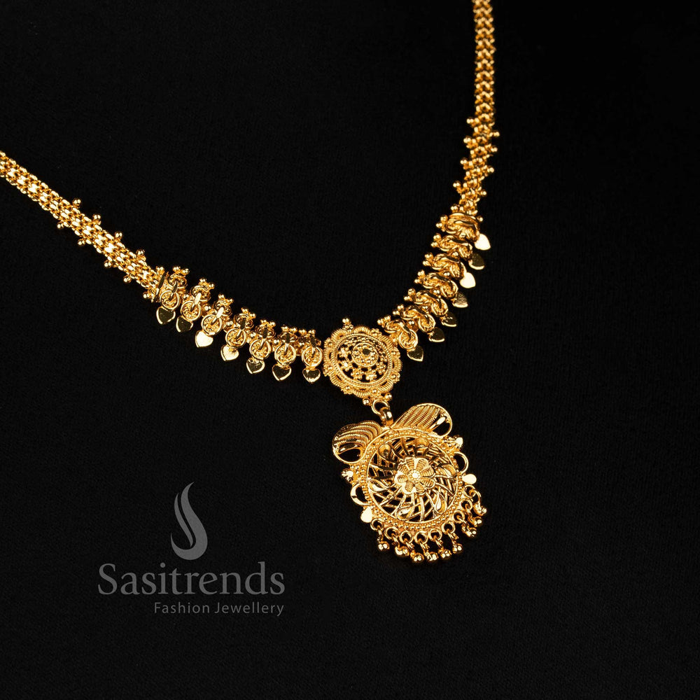 Vintage-style floral filigree circular pendant necklace with micro gold plating and dual tone chain – contemporary fusion jewellery that blends traditional charm with modern flair – Sasitrends