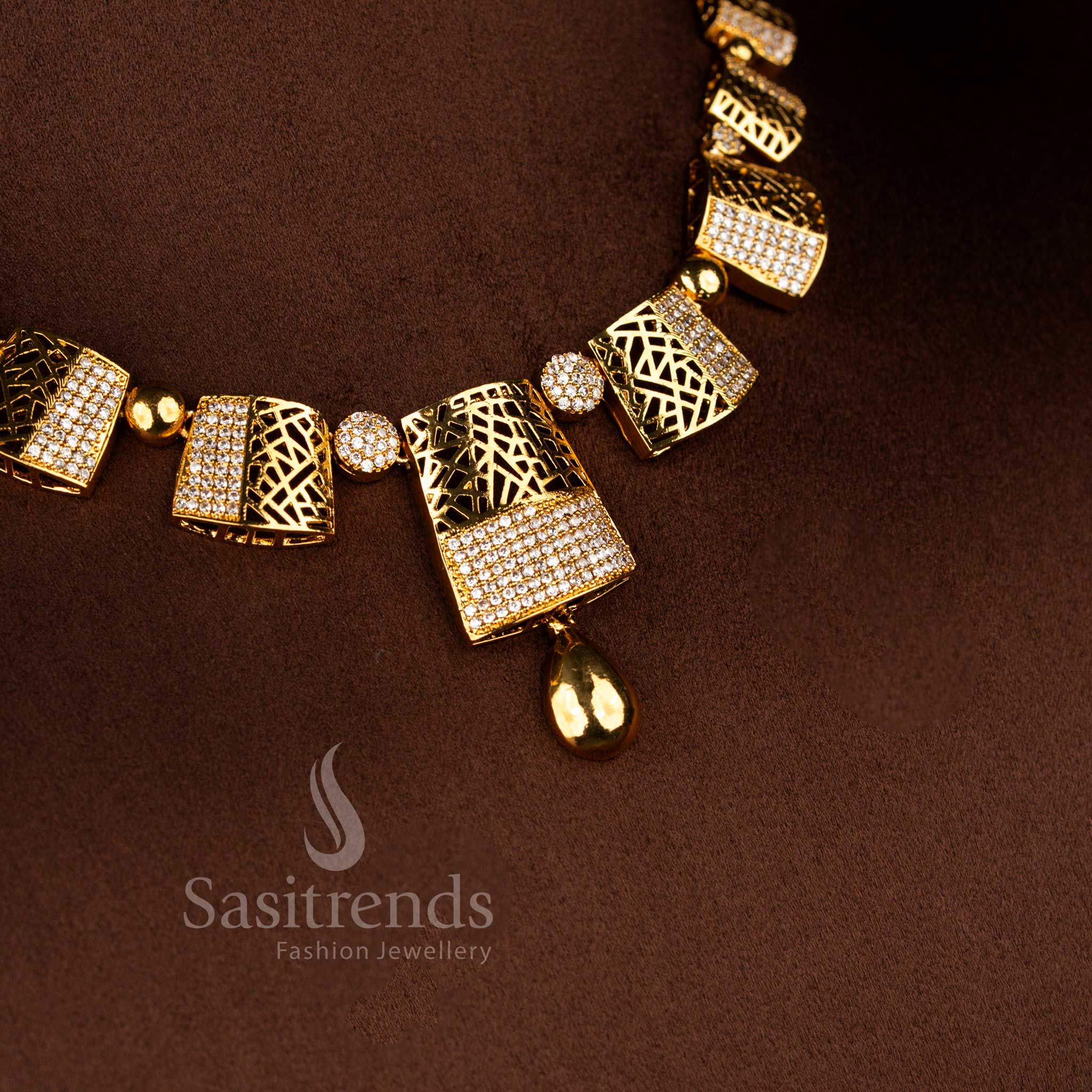 American Diamond Matte Gold Plated Cracked Ice / Filigree Mesh Pattern Necklace Set for Festive Wear, Cultural Styling - Sasitrends