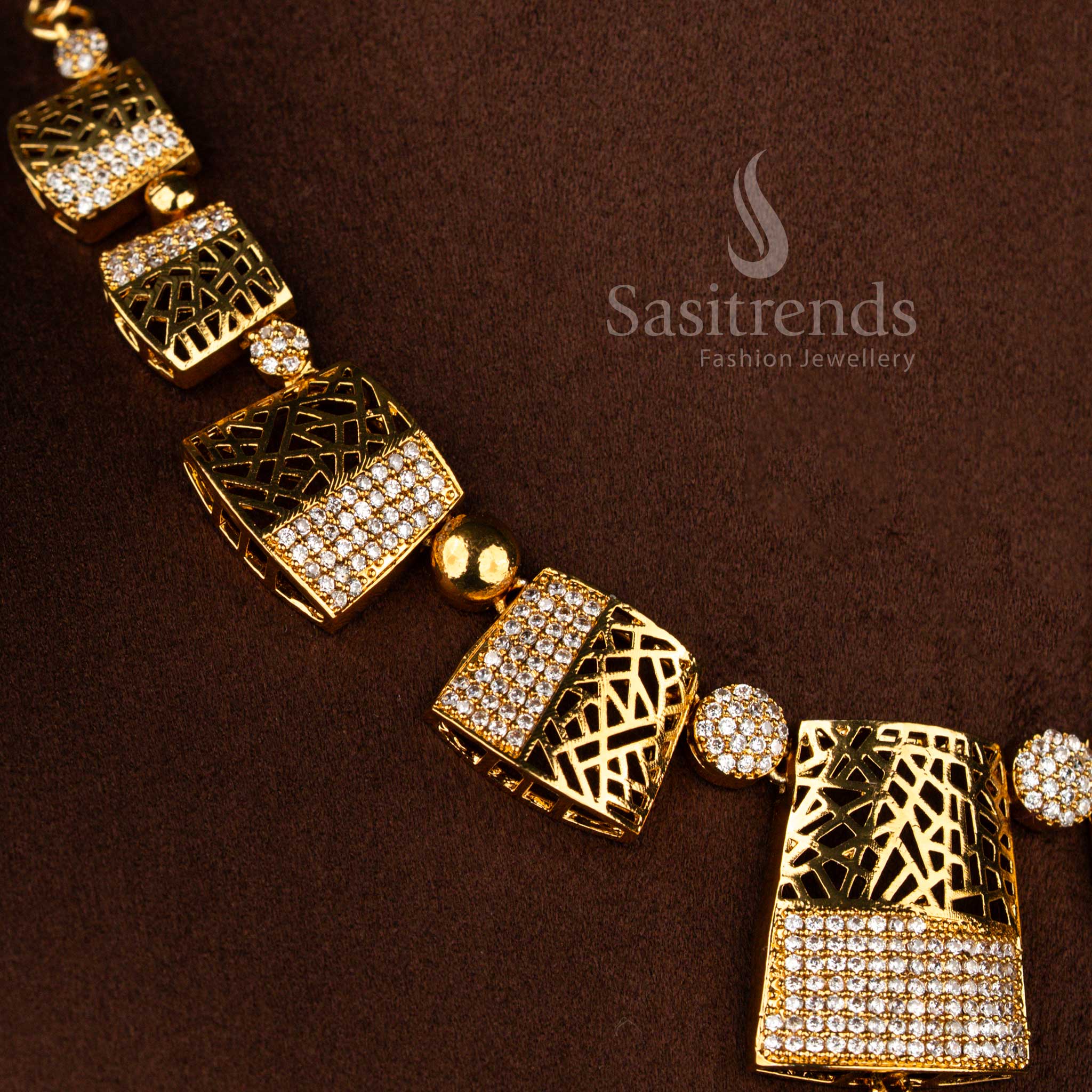 American Diamond Matte Gold Plated Cracked Ice / Filigree Mesh Pattern Necklace Set for Festive Wear, Cultural Styling - Sasitrends