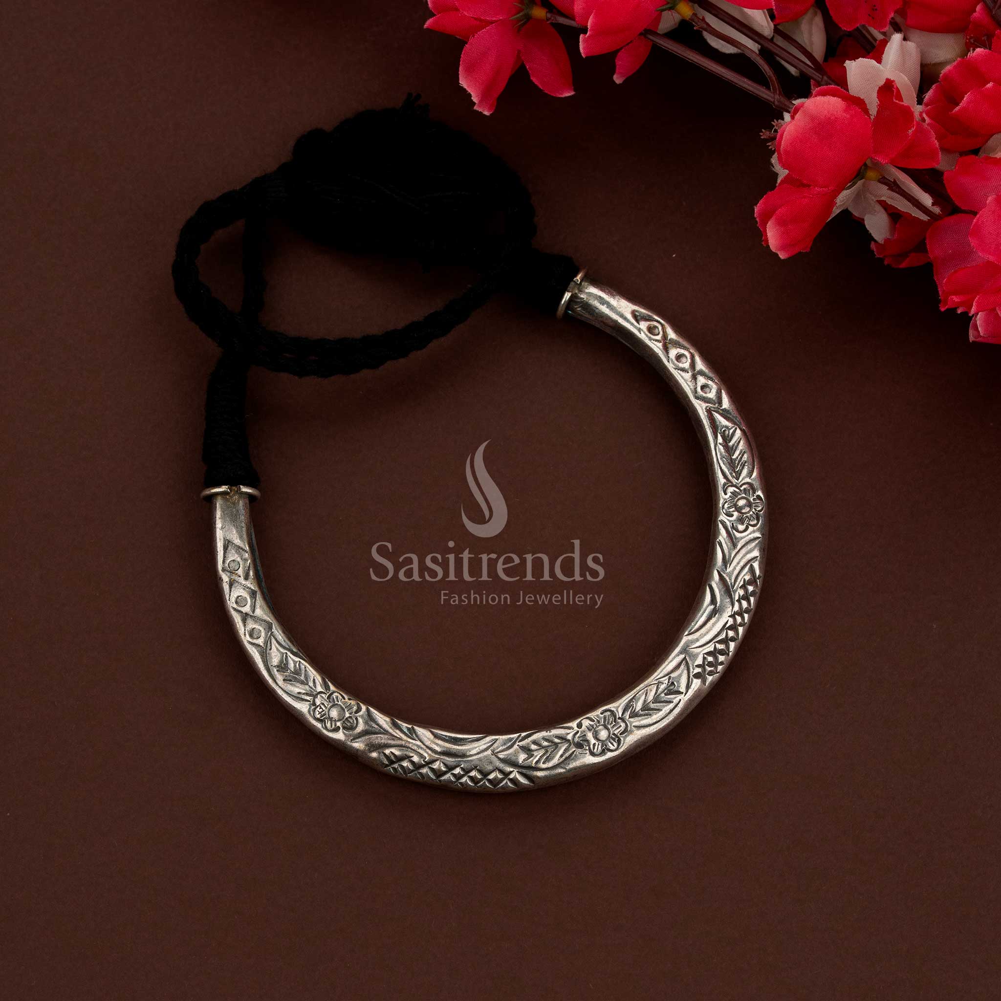 Antique oxidised floral engraved husli necklace for weddings and festive evenings – Sasitrends