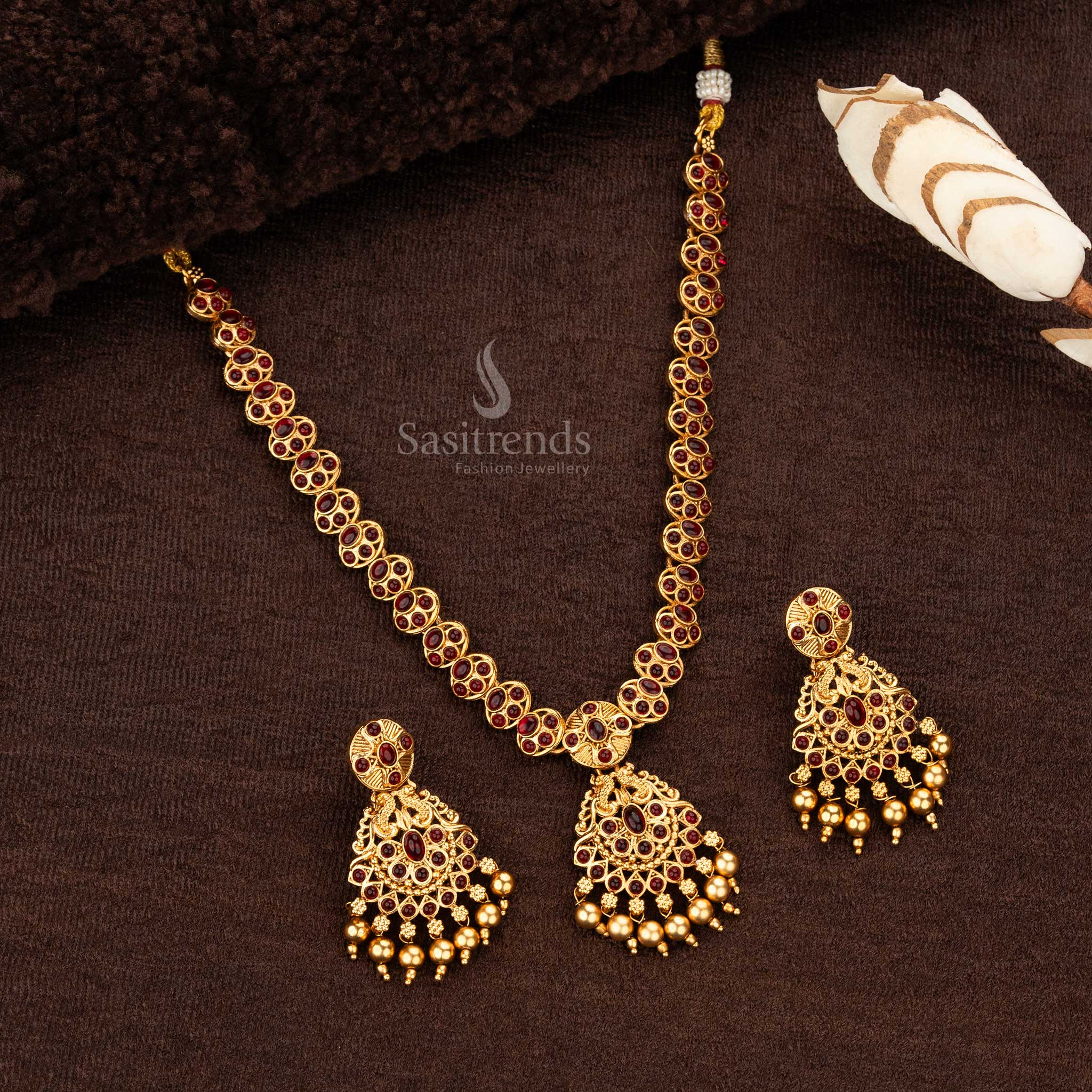Temple necklace set with earrings in ruby-color stones and golden finish - Sasitrends