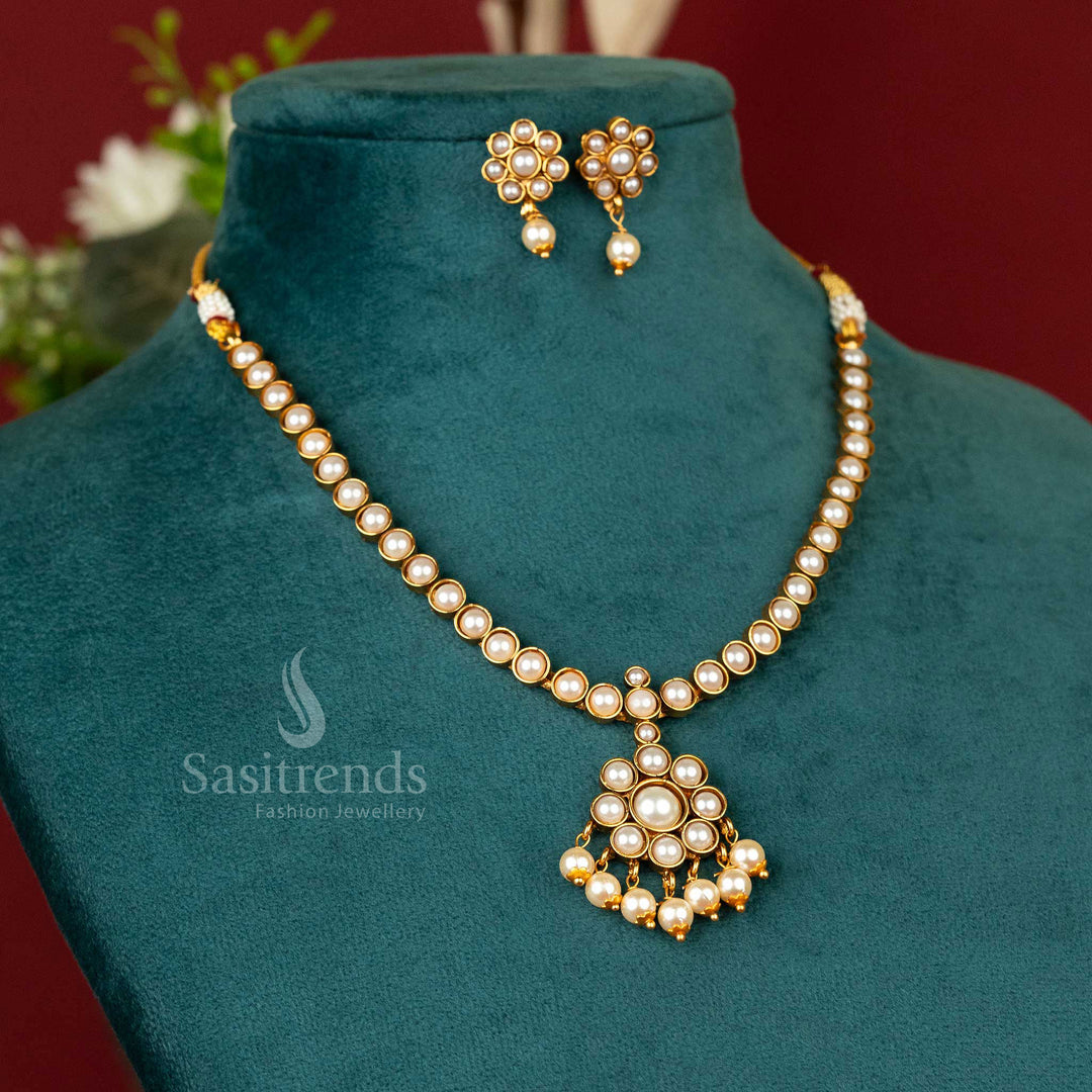 Temple necklace with white Kemp stones and pearl details in matte gold – elegant and spiritual style jewellery – sasitrends