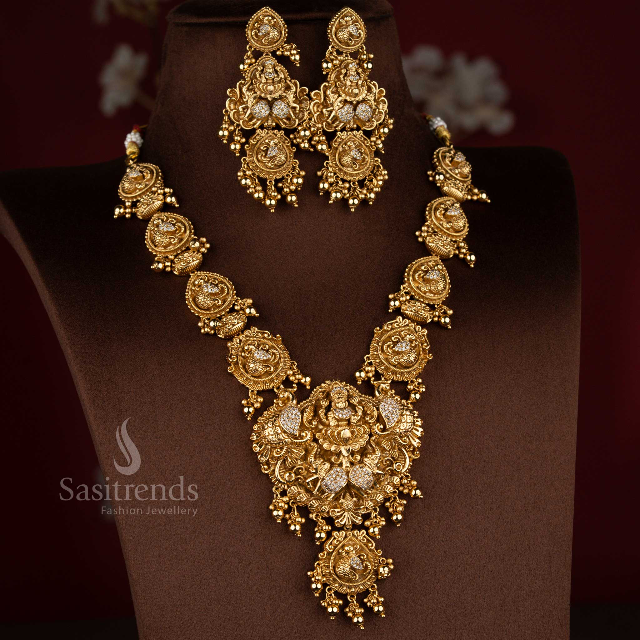Wonderful white premium matte gold plated temple dual peacock with Goddess Lakshmi necklace jewellery set crafted for wedding ceremonies and sacred traditional occasions – Sasitrends