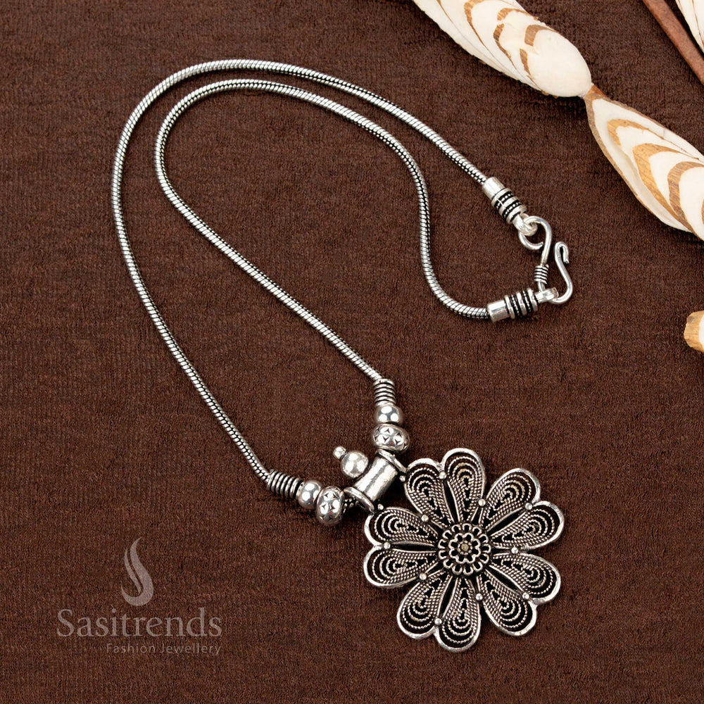 Traditional oxidised chain necklace featuring round floral motif – Sasitrends