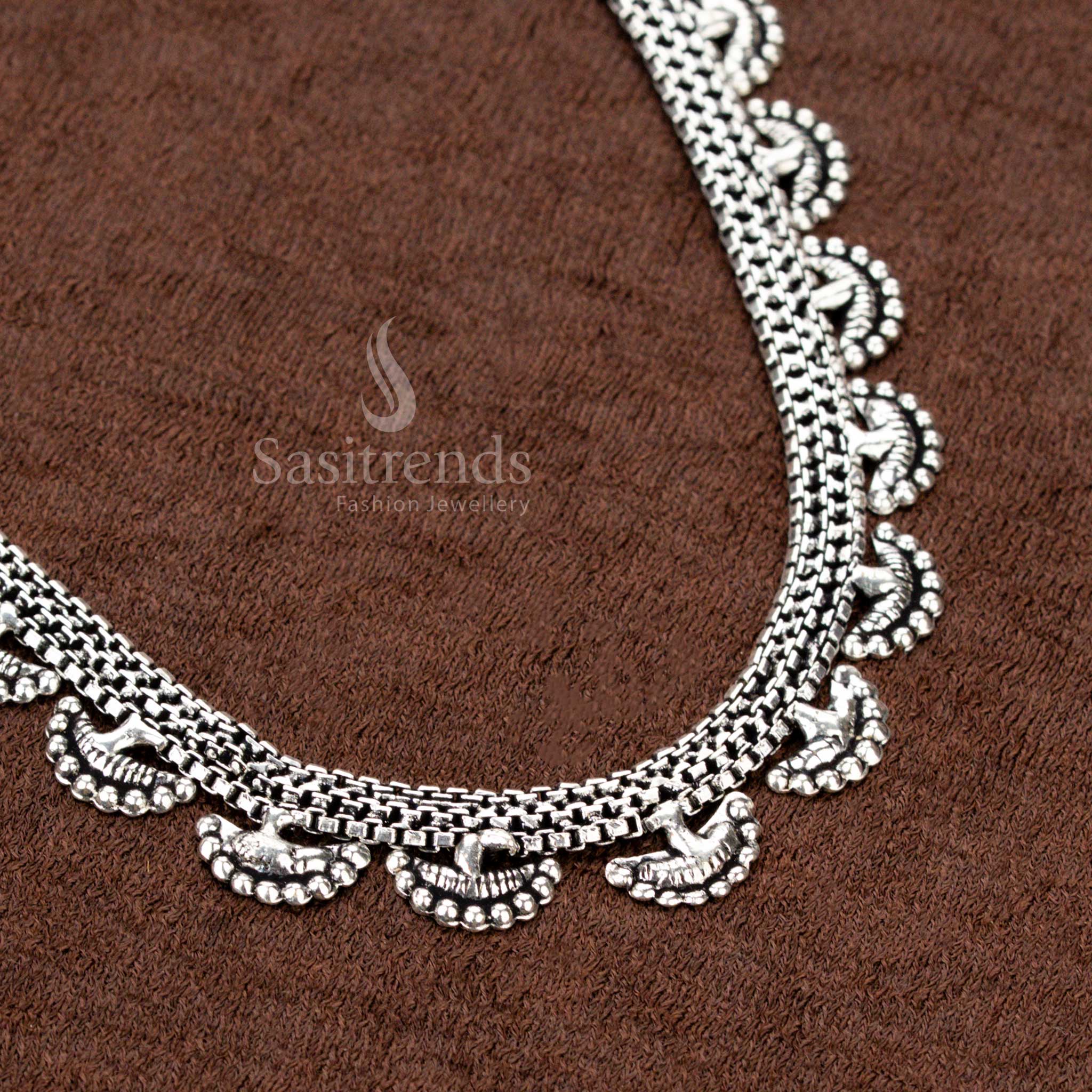Traditional oxidised silver necklace with half-fan motifs and antique finish – Sasitrends