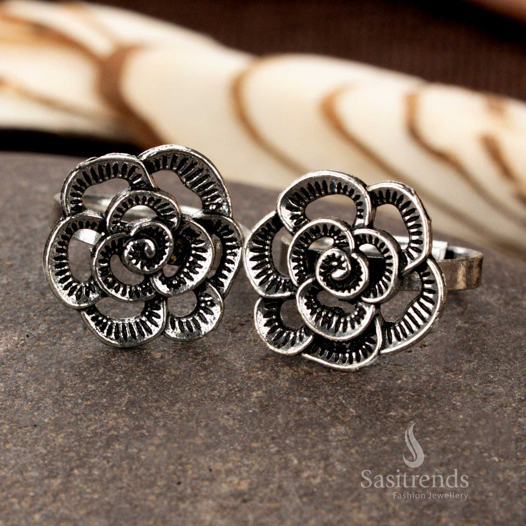 Tribal-inspired oxidised adjustable toe ring in antique silver with carved styling, designed as a handcrafted foot adornment with bold traditional character by Sasitrends