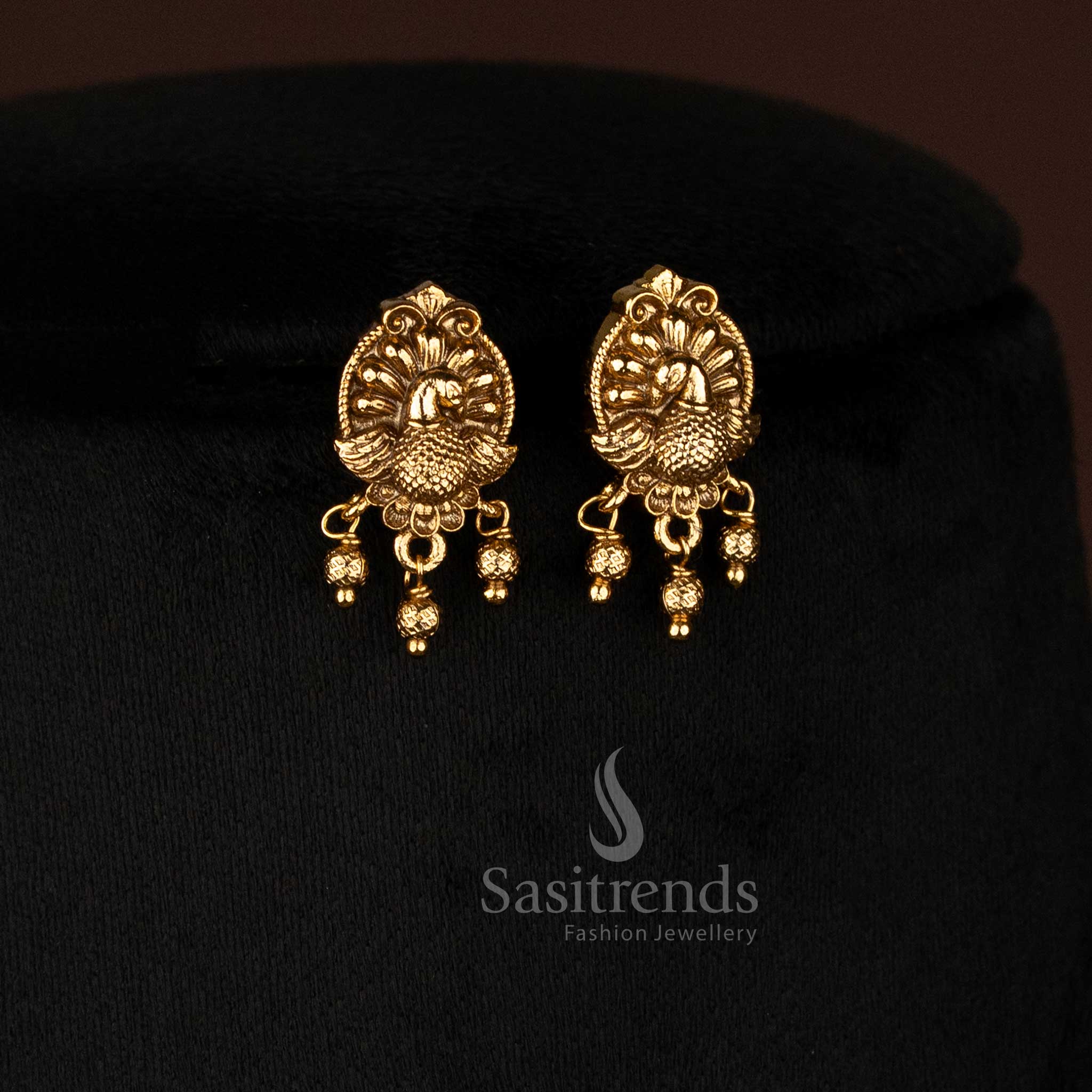Elegant Matte Gold Temple Necklace with Dual Peacock and Floral Design for Festive Look – Sasitrends