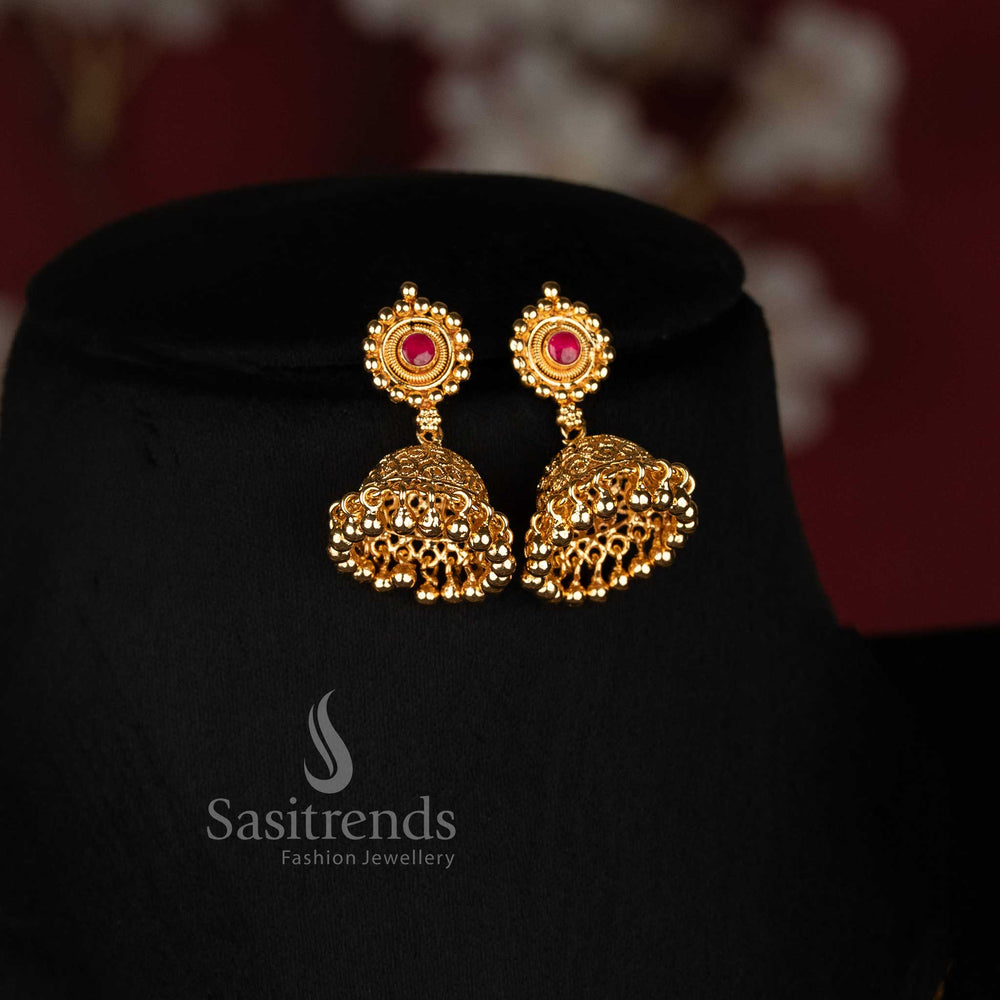 Sasitrends traditional temple-inspired necklace jewellery set with textured chain, concentric pendant structure and patterned drop earrings 